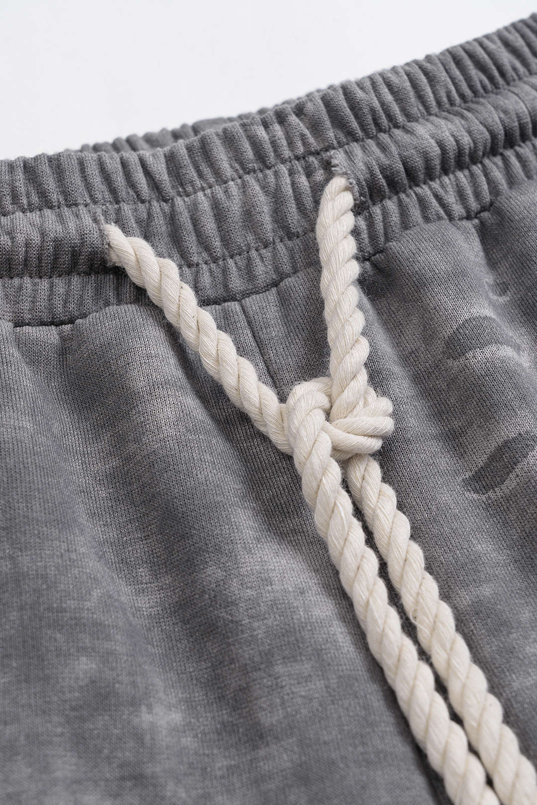 Short délavé taille haute à nouer