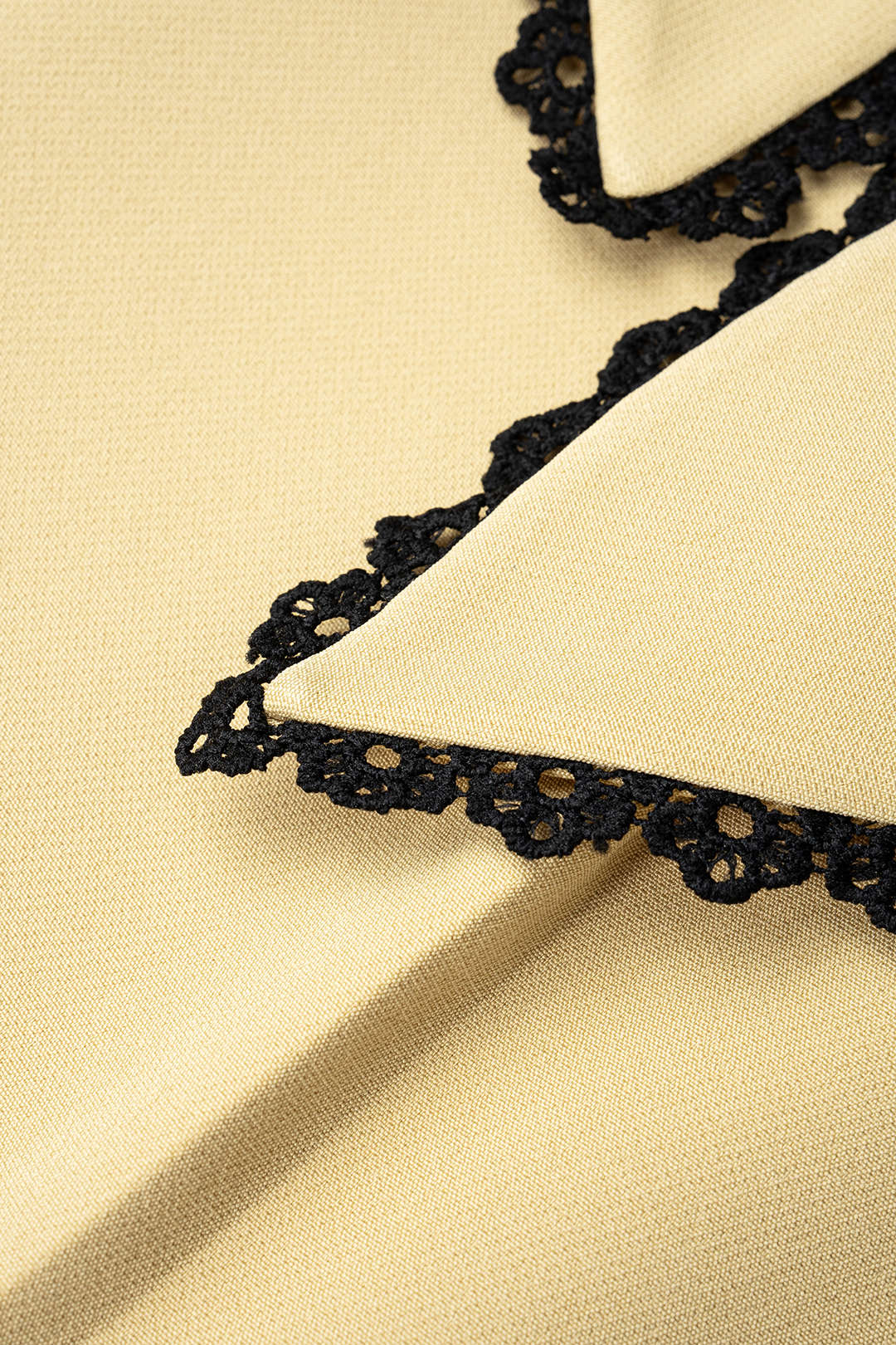 Shorts mit Bindegürtel und Kontrastdetails