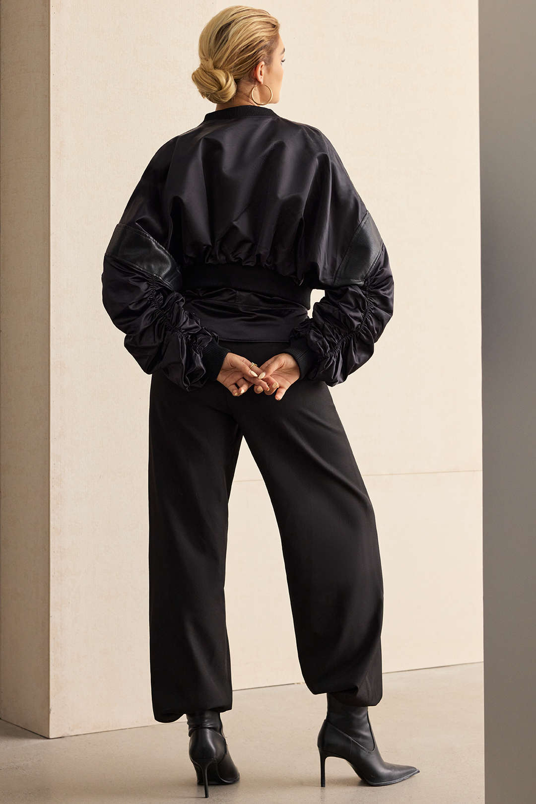 Veste zippée en satin avec empiècements en similicuir