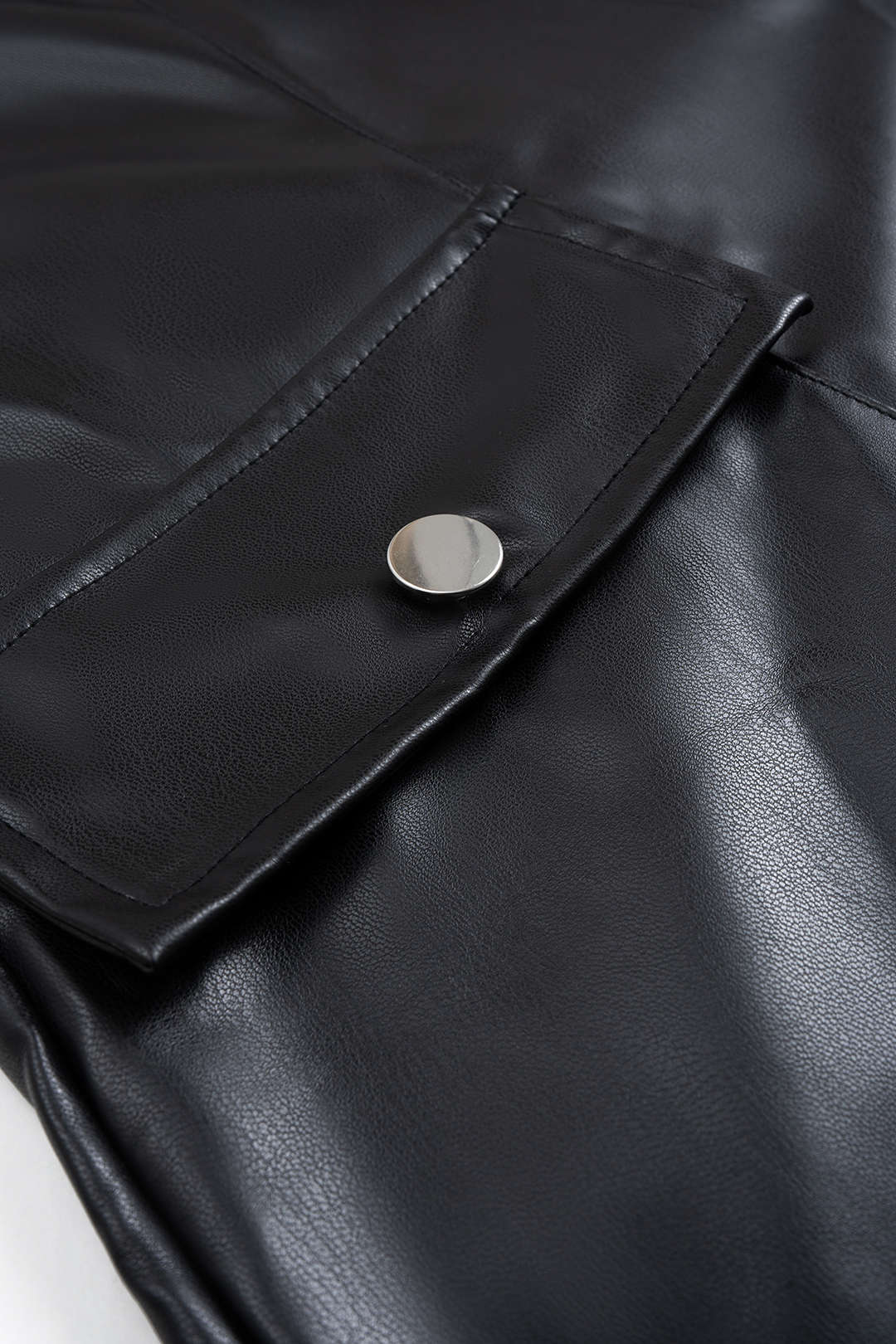 Gerade geschnittene Kunstlederhose mit Taschen