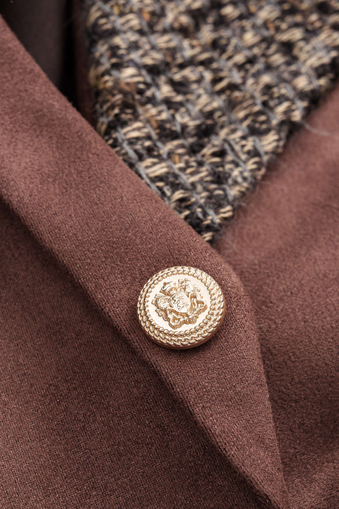 Wildleder-Patchwork-Blazer mit Metallic-Knöpfen