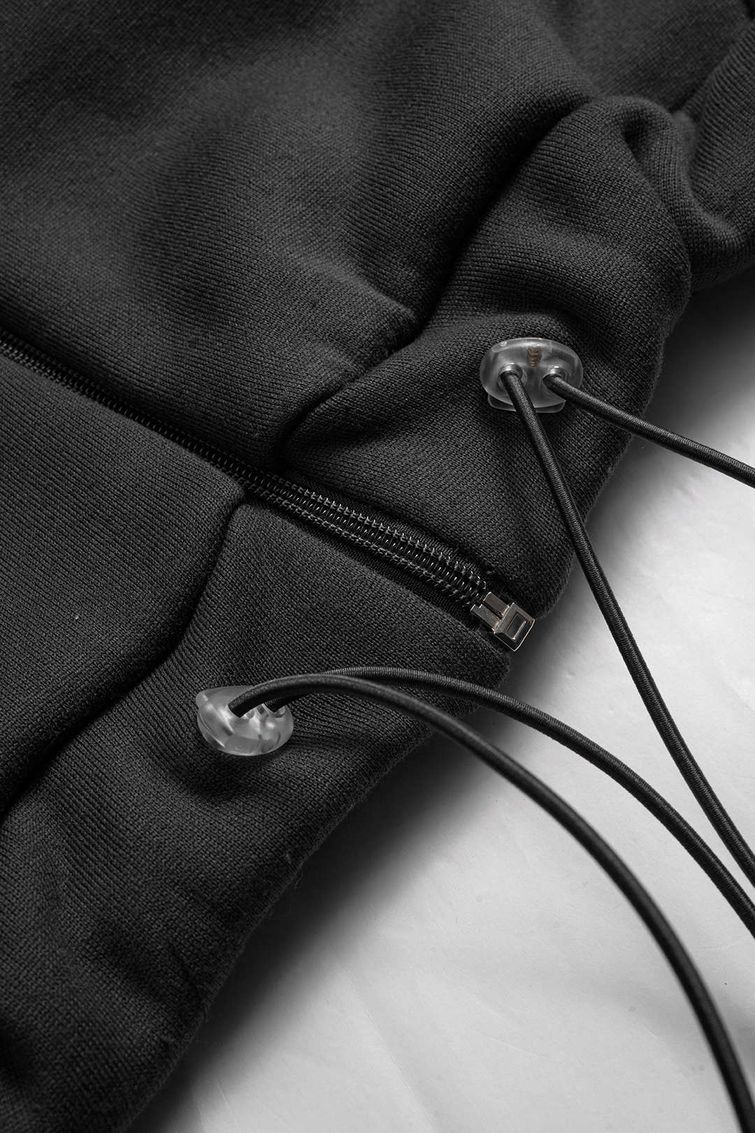 Kapuzenpullover mit Reißverschluss und Kordelzug sowie Hose mit geradem Bein zum Binden