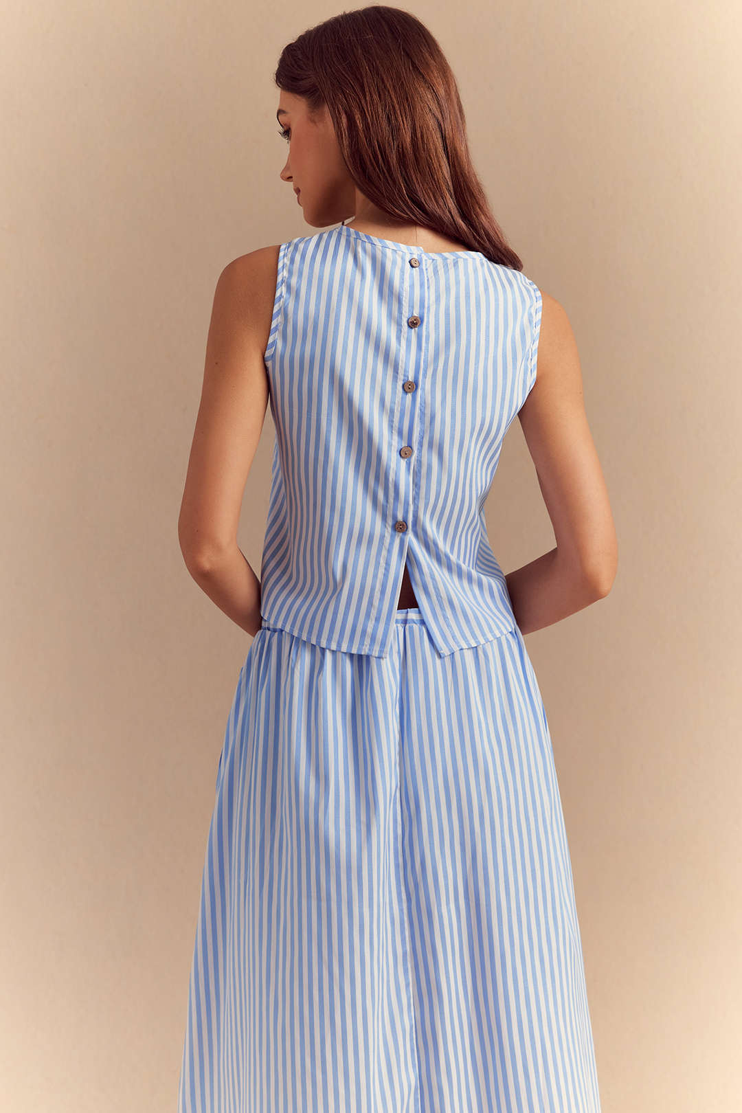 Ensemble top sans manches boutonnée à rayures et jupe à poches