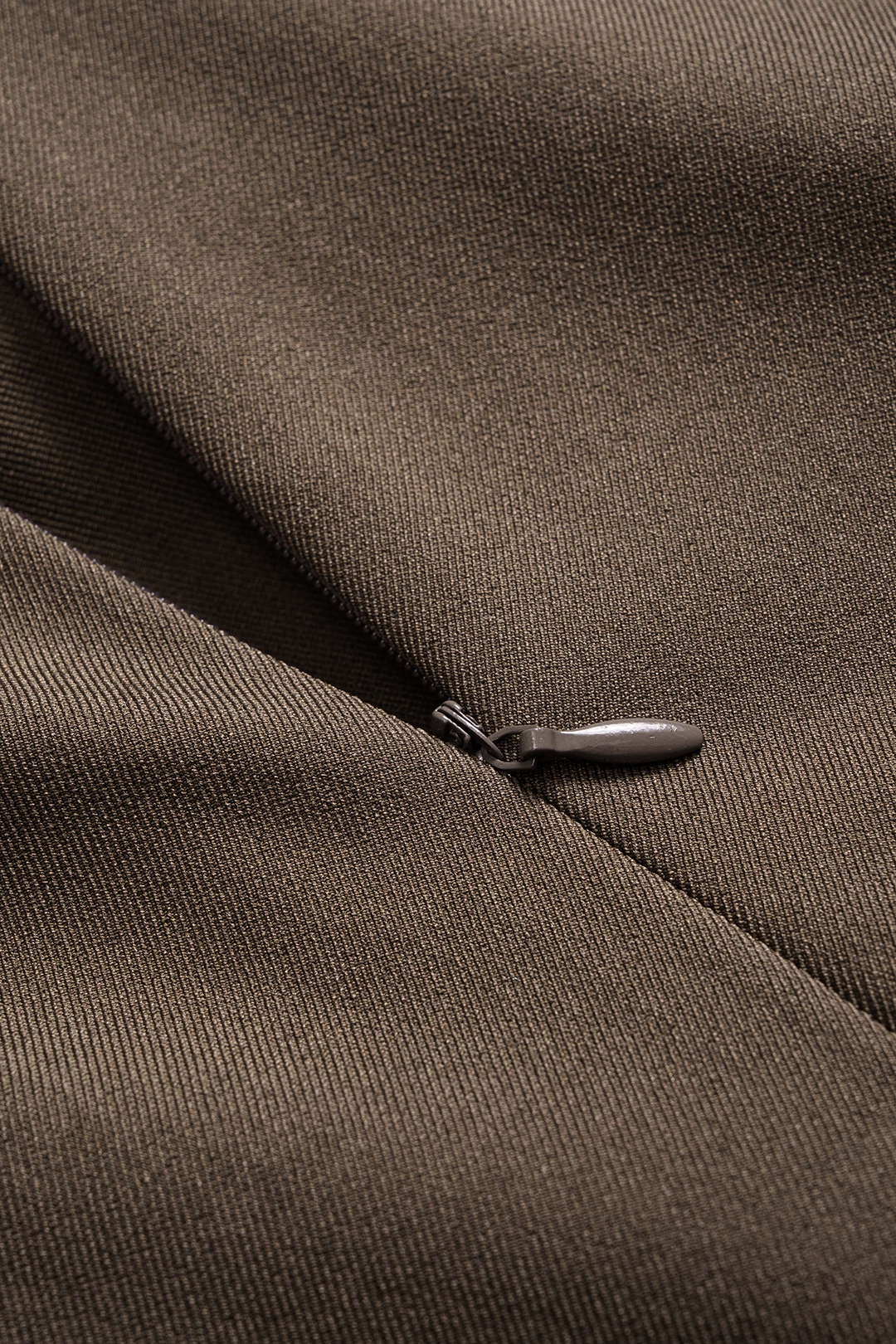 Metallic gerafftes, asymmetrisches Minikleid mit Reißverschluss und kurzen Ärmeln