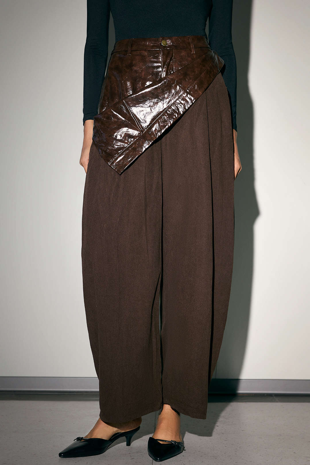 Hose mit weitem Bein, Taschen und Reißverschluss, aus Kunstleder-Patchwork