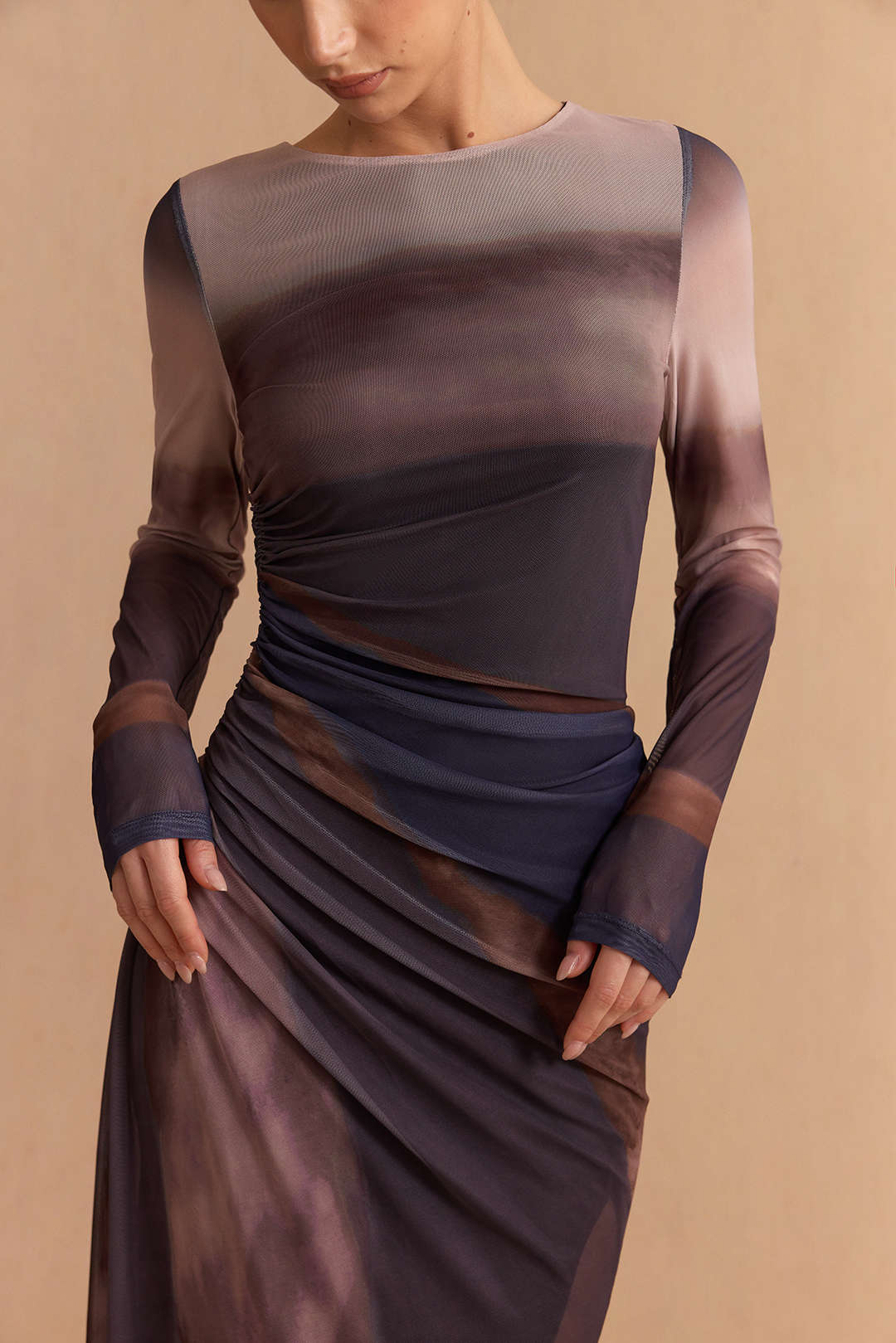 Mesh-Maxikleid mit Batikmuster, gerafftem Oberteil und langen Ärmeln