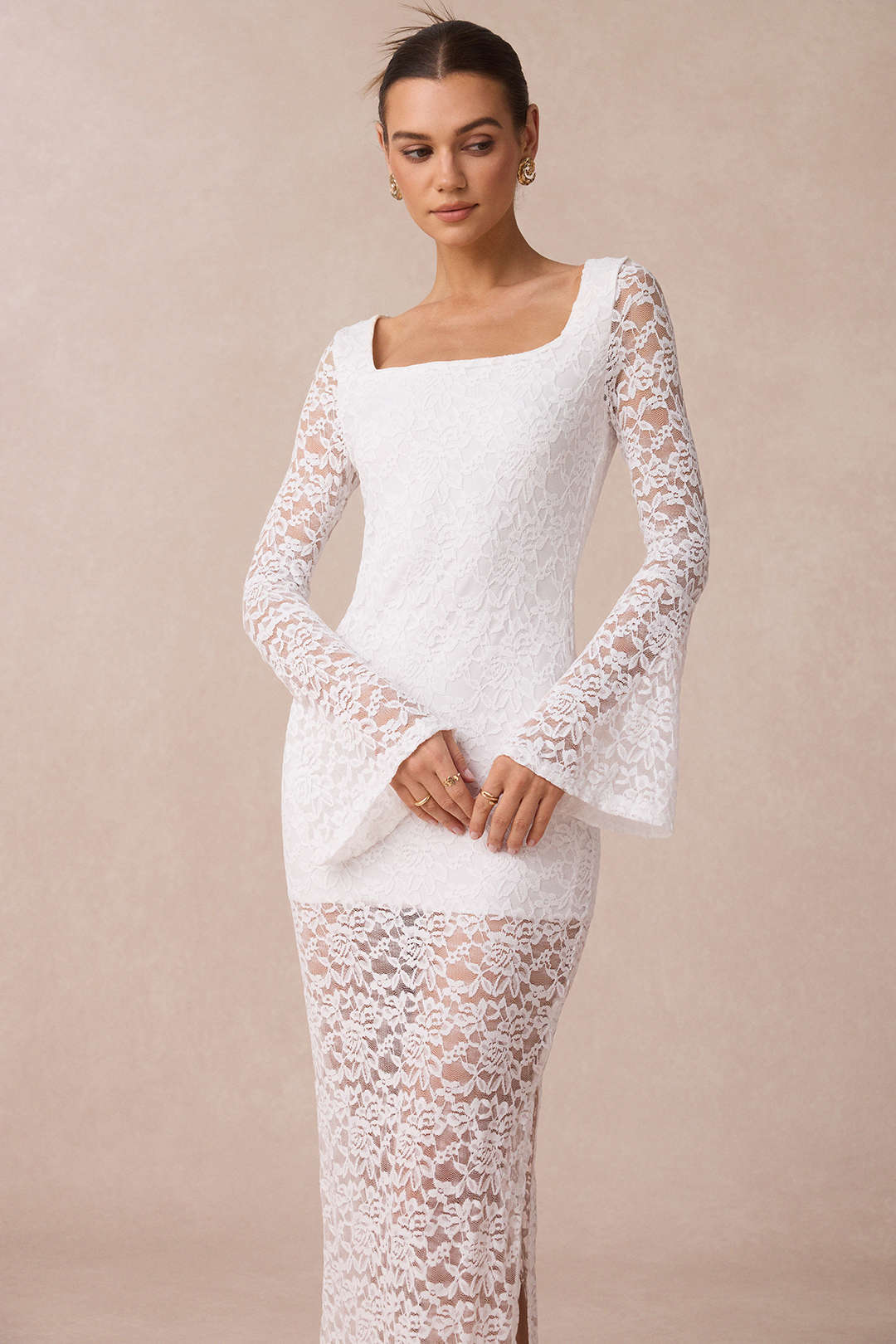 Robe longue à manches longues évasées, en dentelle patchwork et encolure carrée