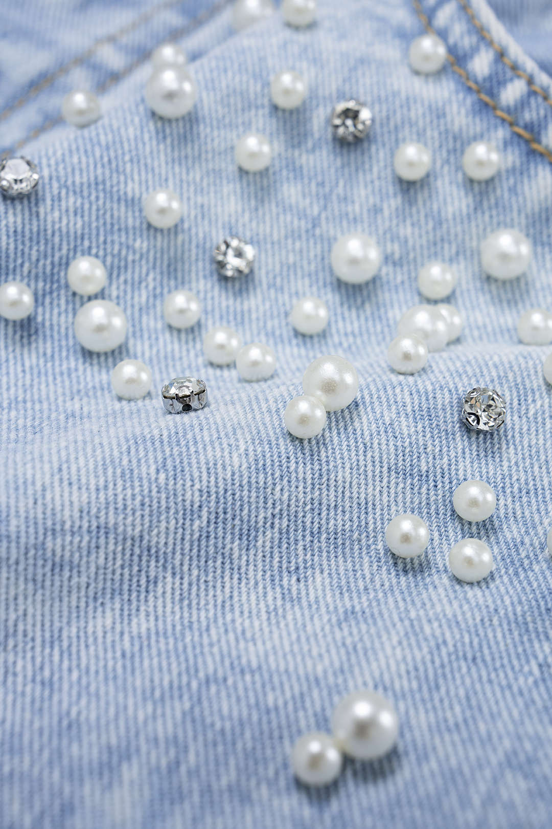 Jean droit en denim avec perles décoratives