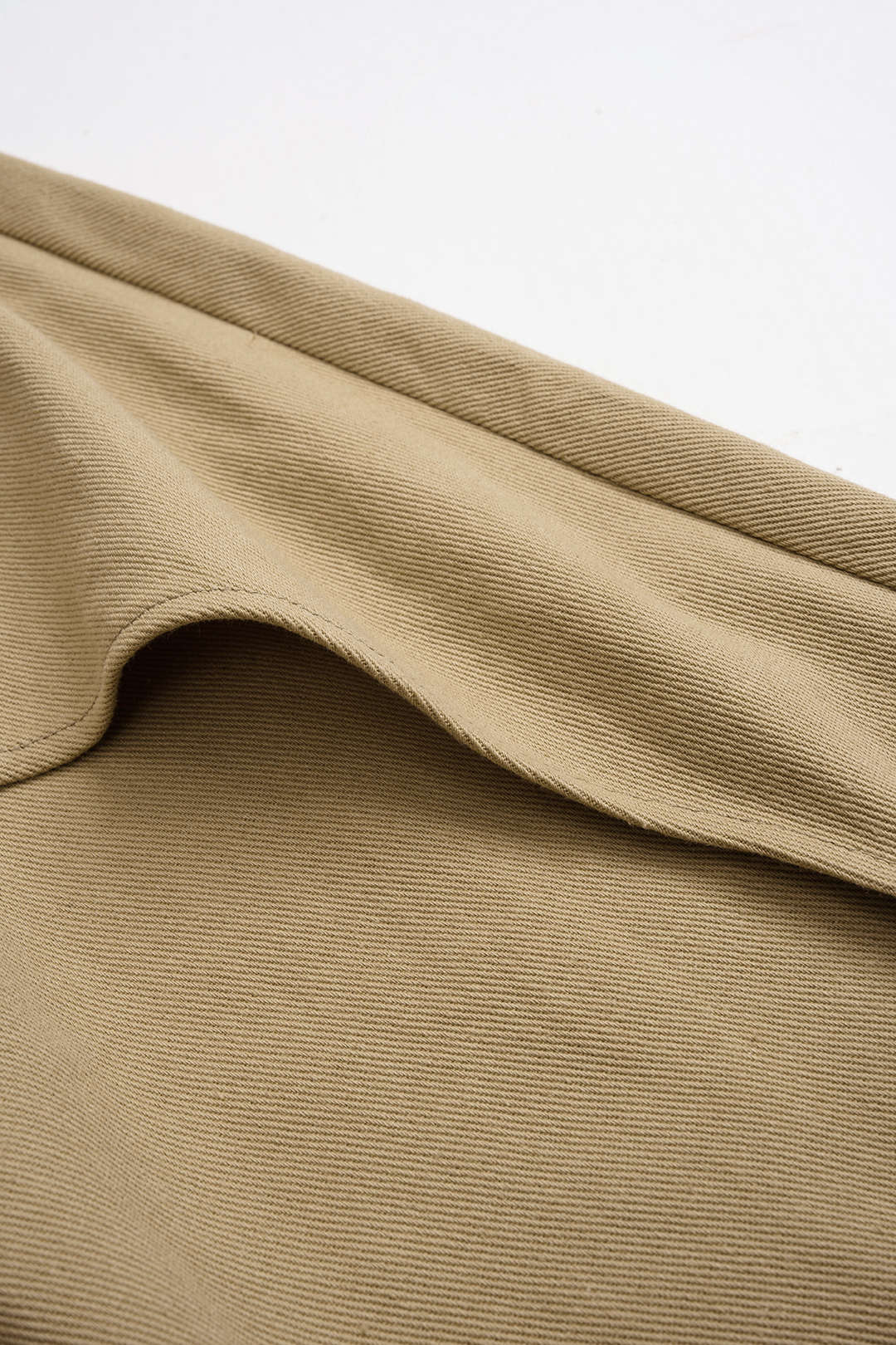 Hose mit doppeltem Bund und Cut-Out-Taschen