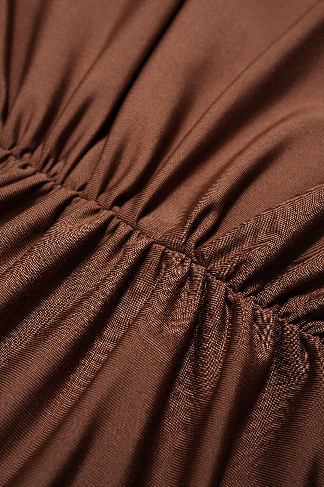 Robe courte drapée à manches longues et col asymétrique