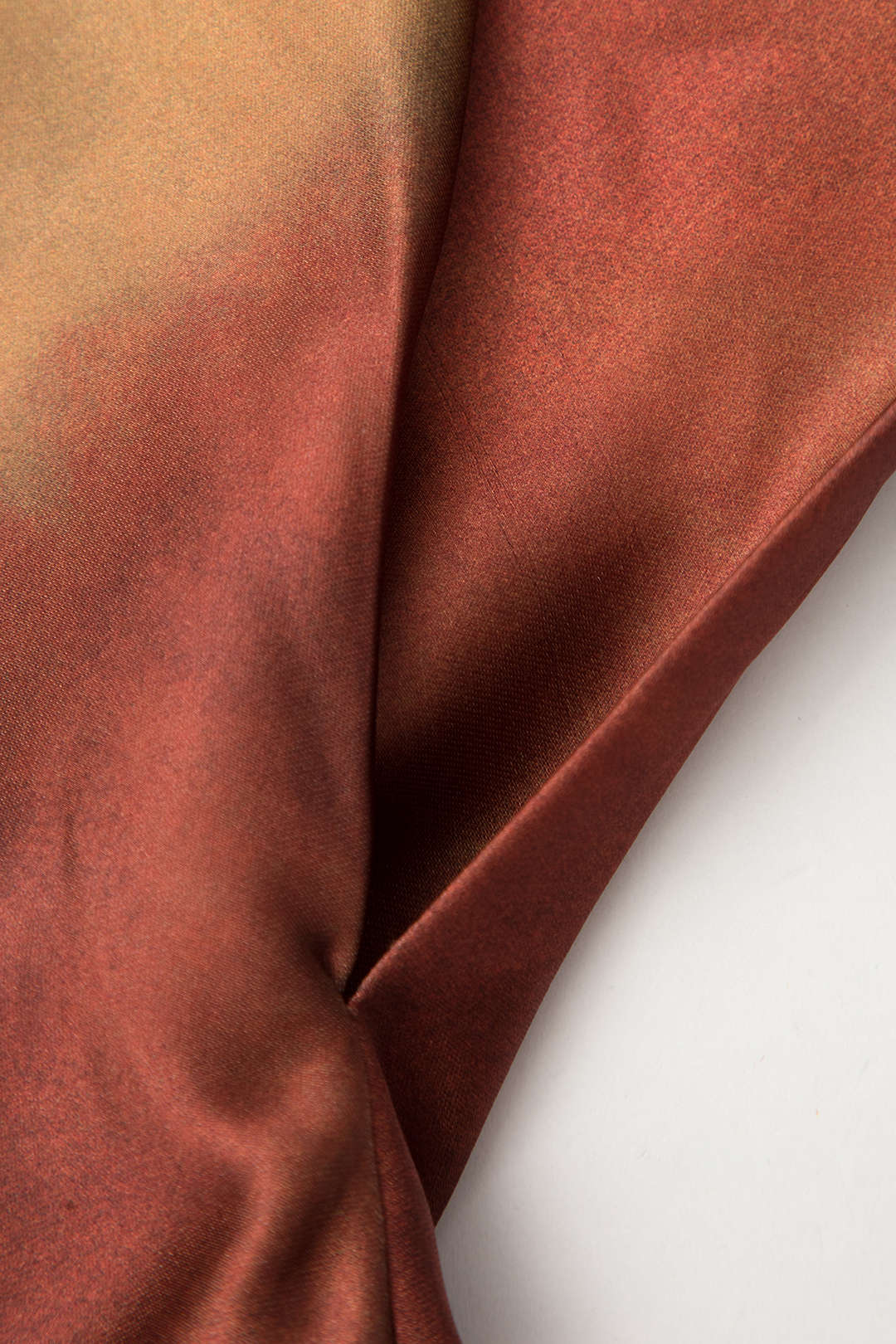 Robe longue asymétrique en satin à col bénitier et tie-dye