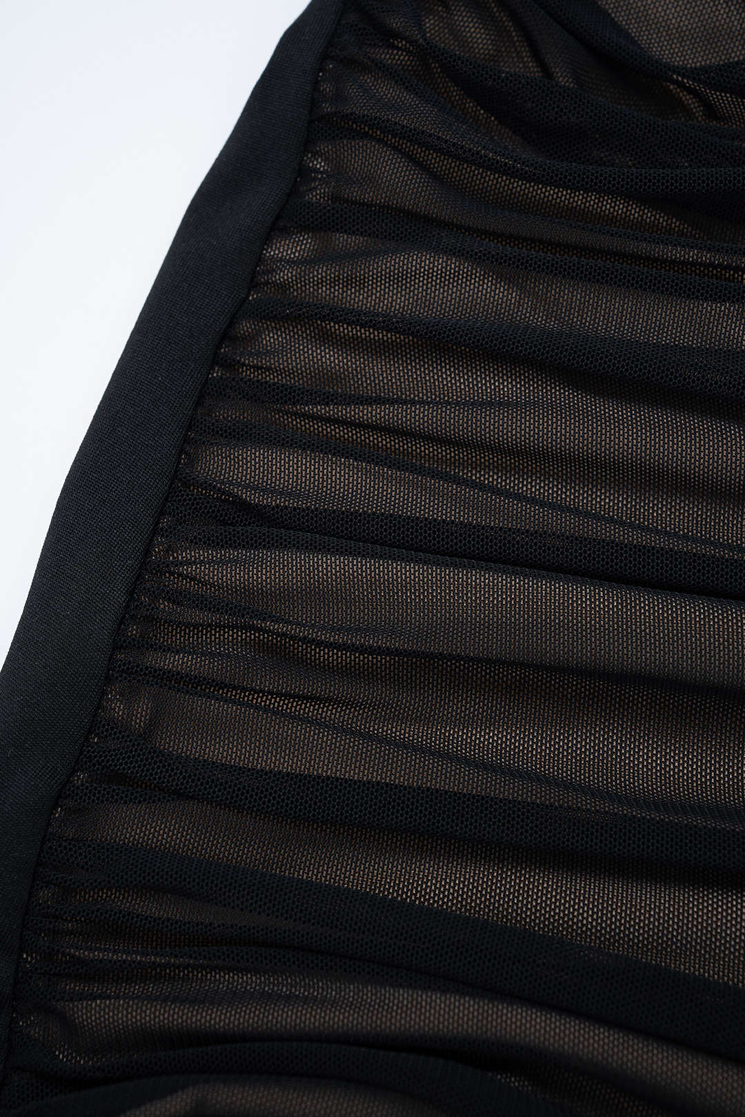 Ärmelloses Midikleid aus transparentem Netzstoff mit gerafftem Bustier