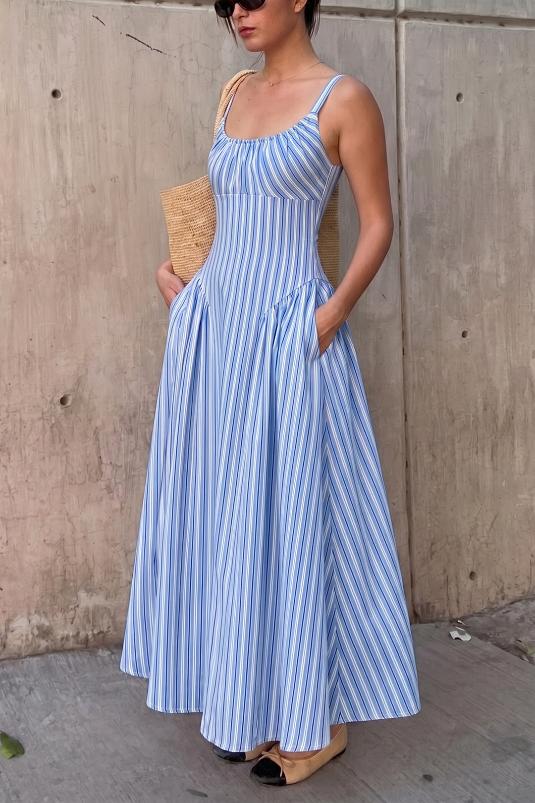 Gestreiftes ärmelloses Maxi-Kleid mit Rundhalsausschnitt und Tasche