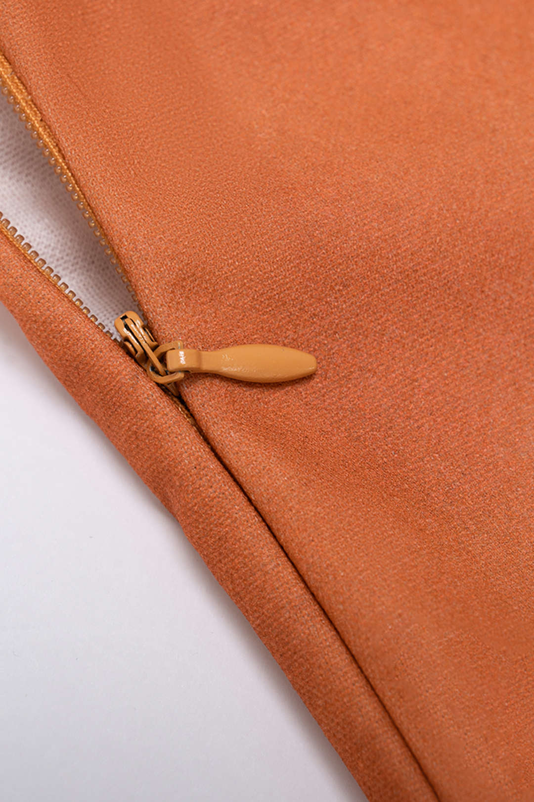 Ärmelloses Midi-Kleid mit geraffter, trägerloser Frucht-Buchstaben-Print