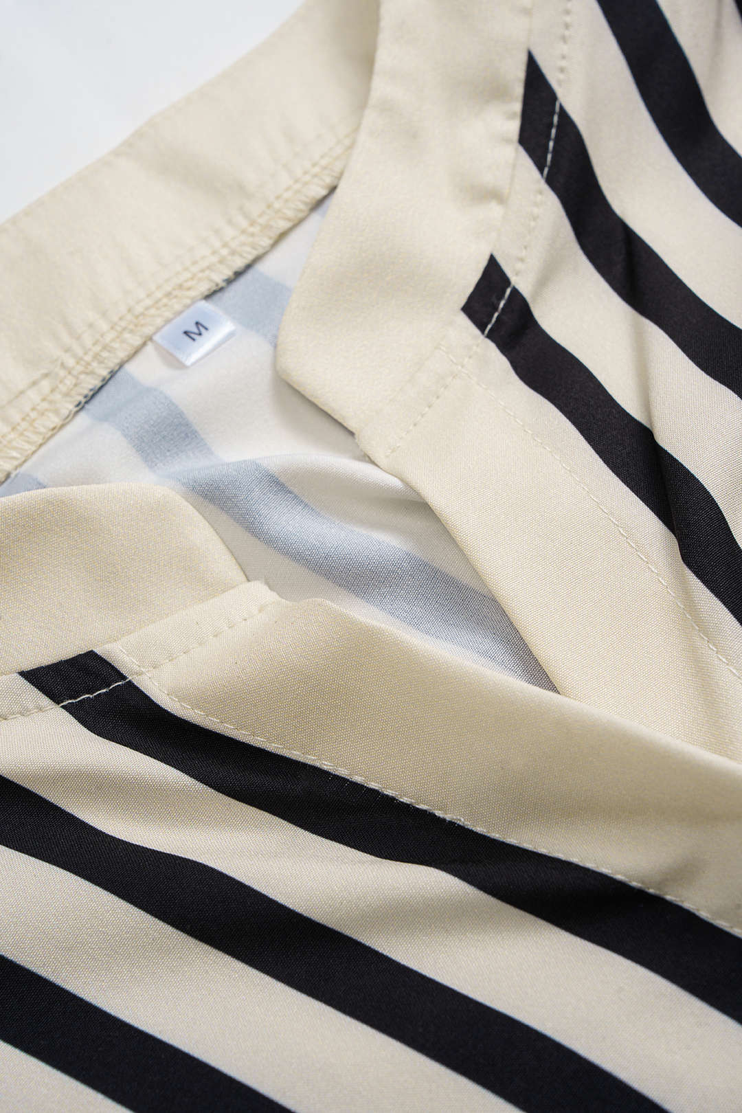 Chemise à manches longues en satin imprimée à rayures