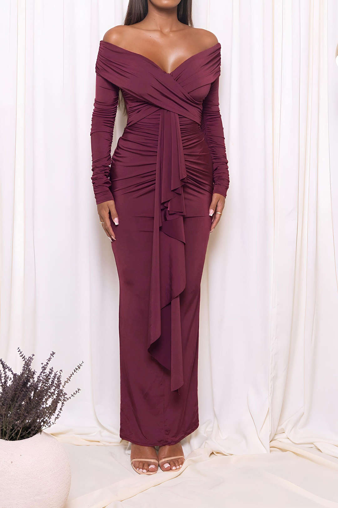 Robe longue drapée à épaules dénudées et ruchées