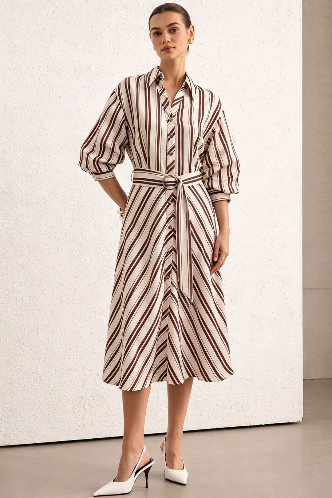 Maxikleid mit V-Ausschnitt, Knöpfen, Gürtel und kurzen Ärmeln