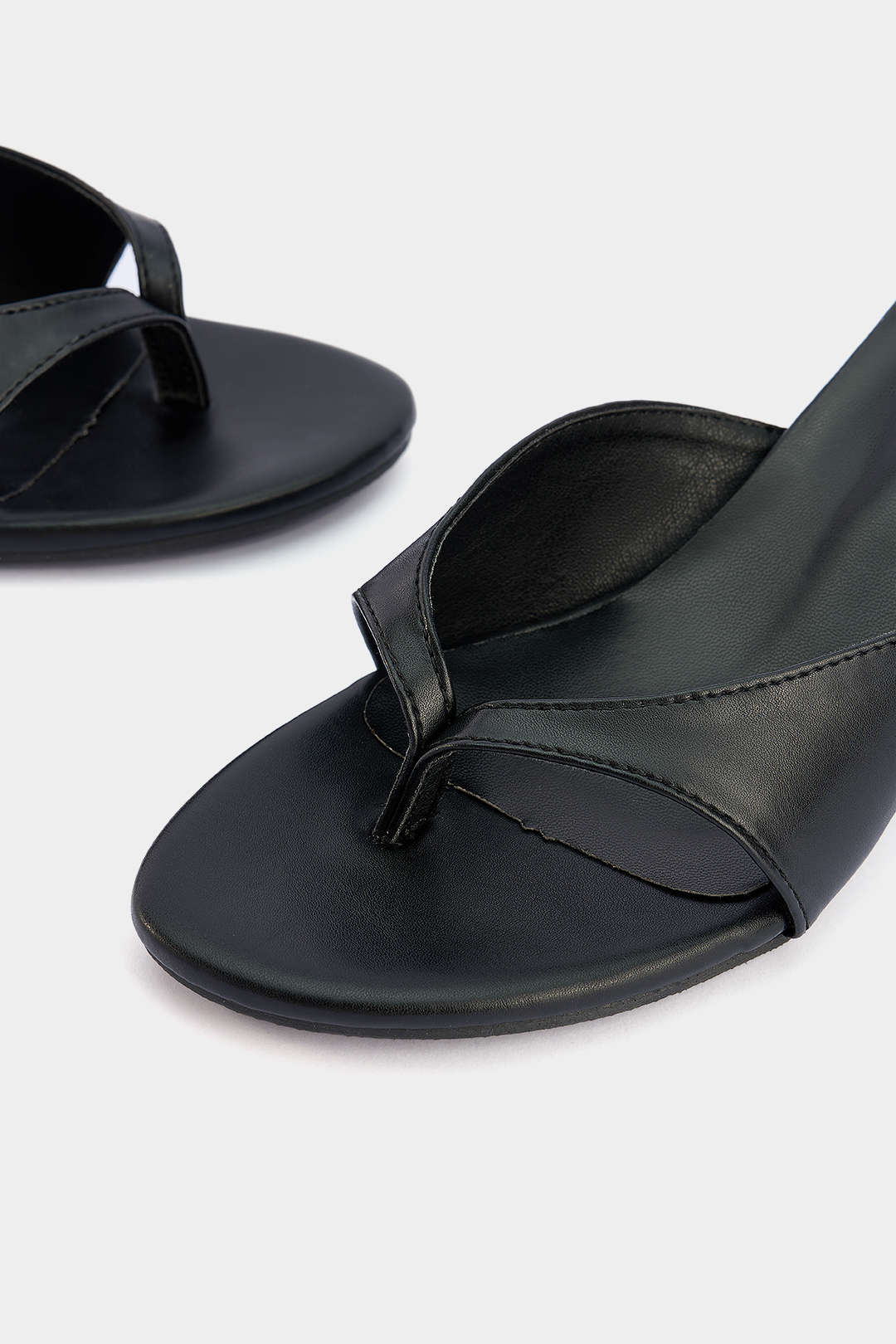 Sandales en cuir à bout rond