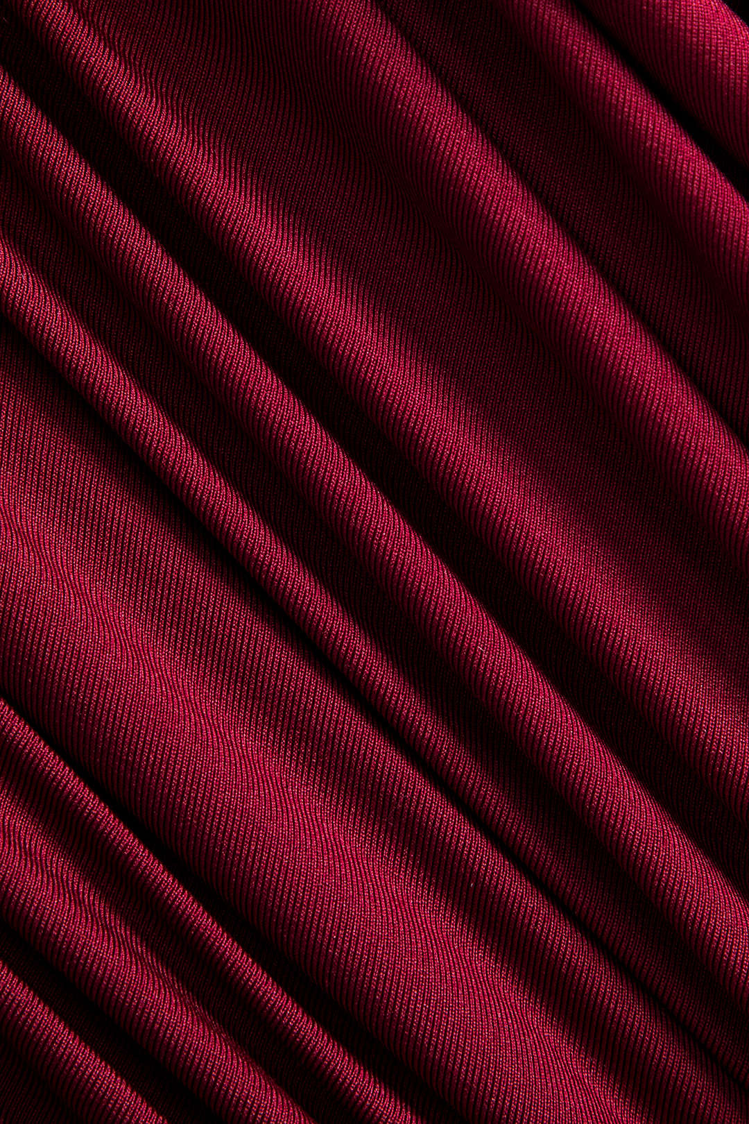 Mini-robe froncée à épaules dénudées
