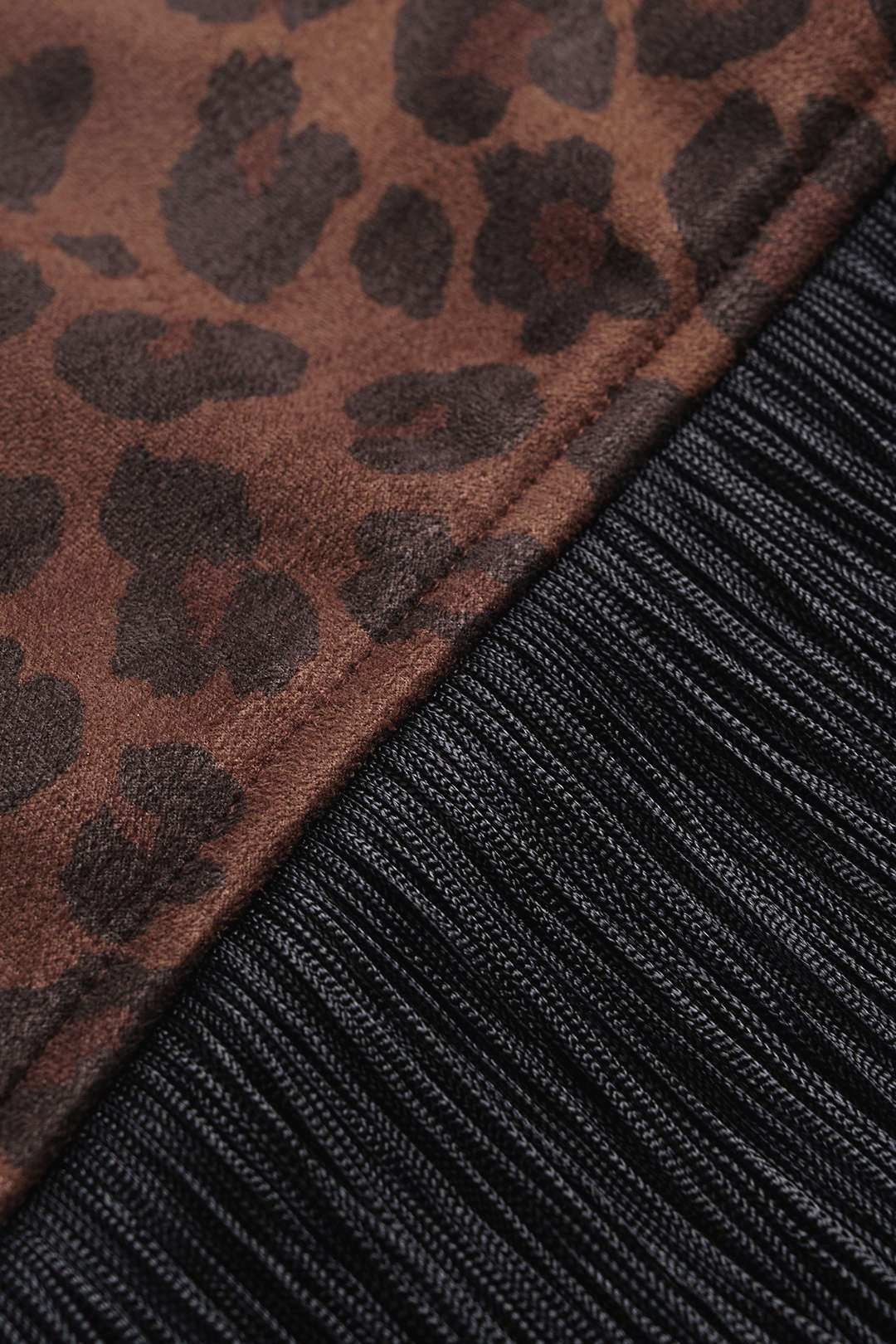Maxikleid aus Veloursleder mit Leopardenmuster, Rundhalsausschnitt, Fransen und asymmetrischem Saum