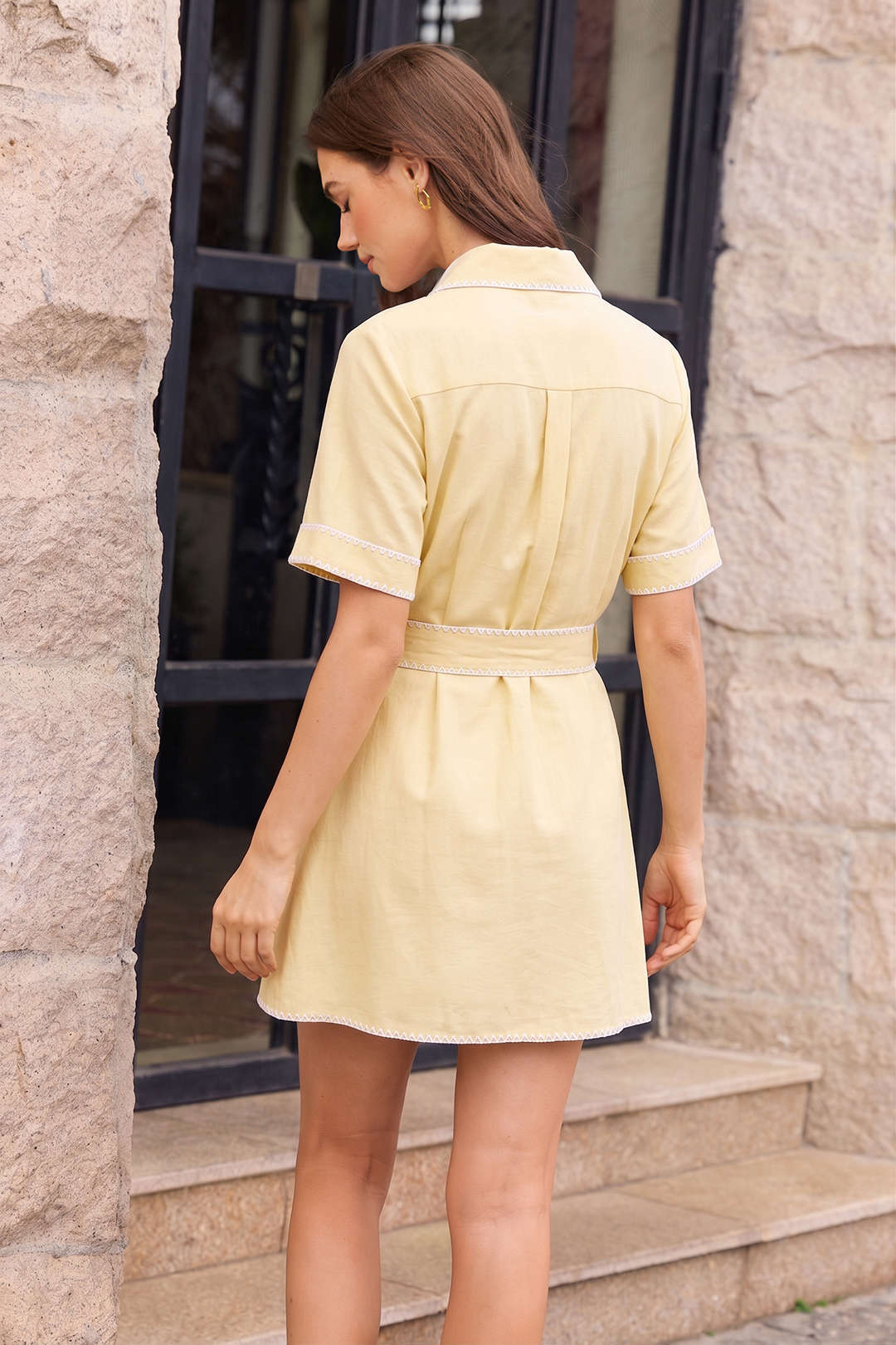 Midikleid mit kurzen Ärmeln, gebundener Taille und Kontrastbündchen