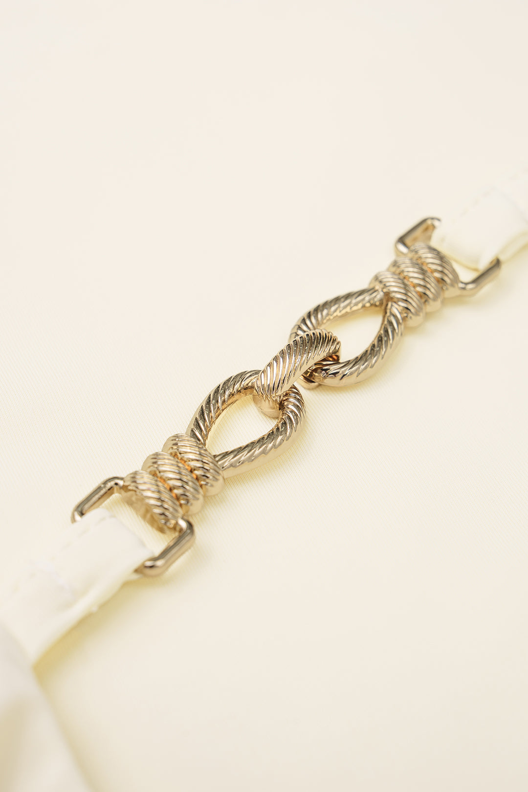 Ärmelloser Metallic-Body mit asymmetrischem Ein-Schulter-Träger
