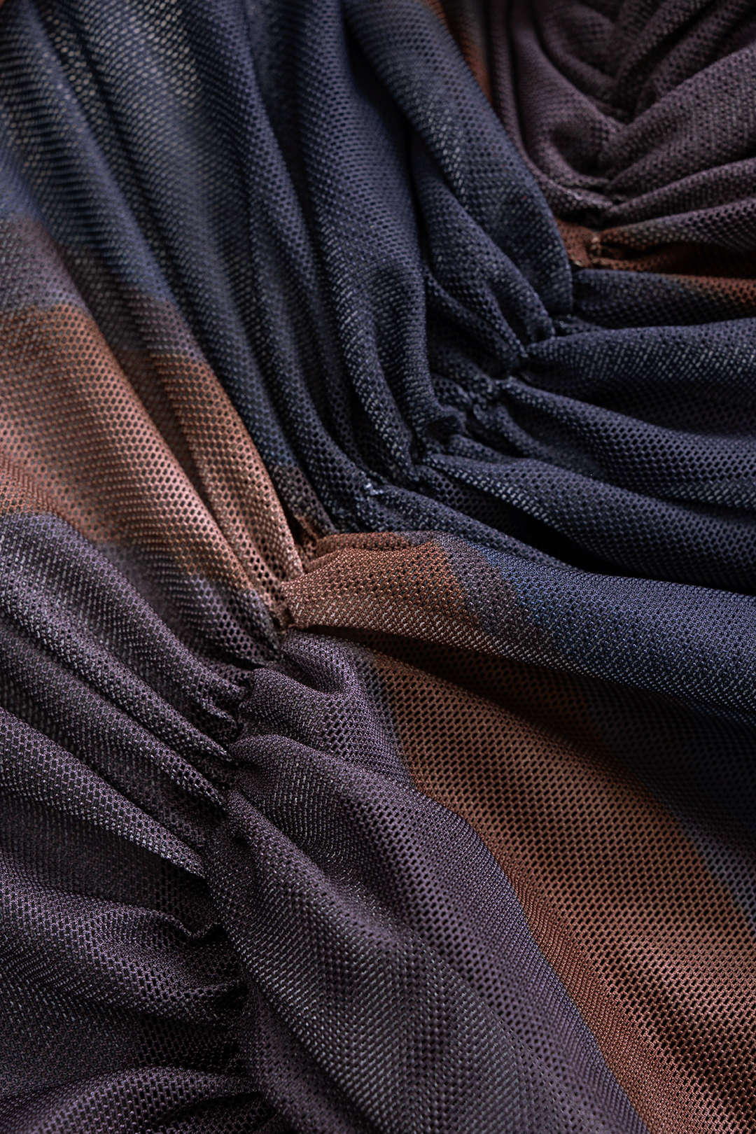 Mesh-Maxikleid mit Batikmuster, gerafftem Oberteil und langen Ärmeln