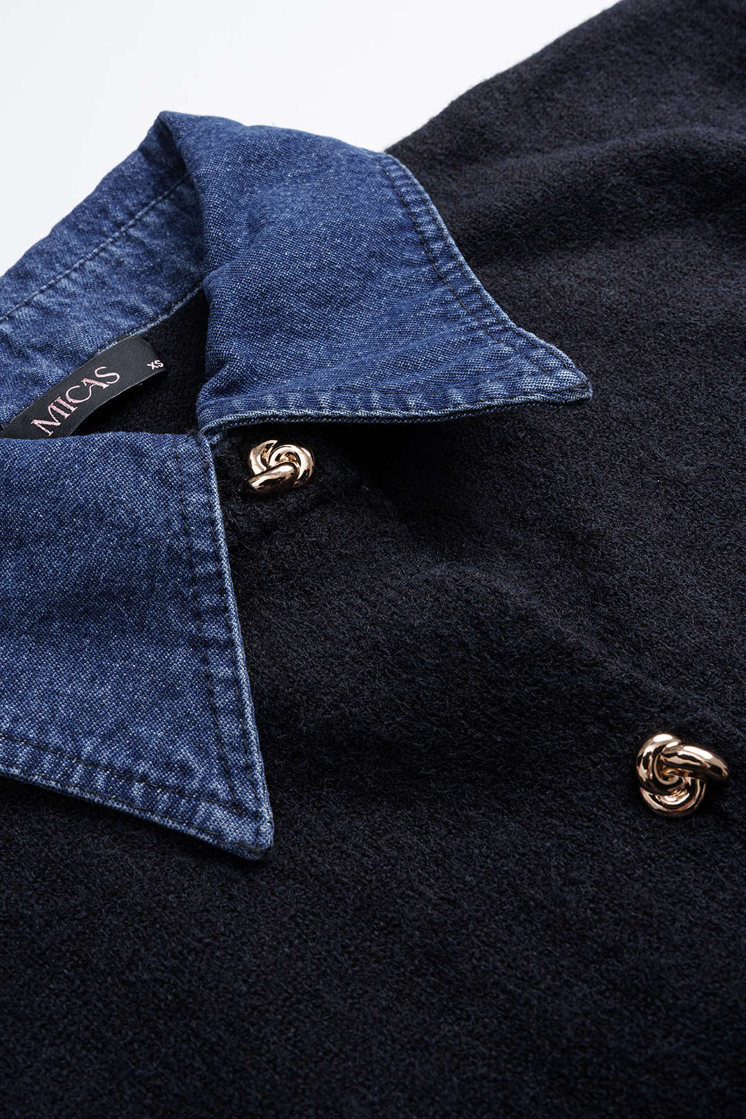Gestricktes Denim-Patchwork-Oberteil mit Knopfleiste und Keulenärmeln
