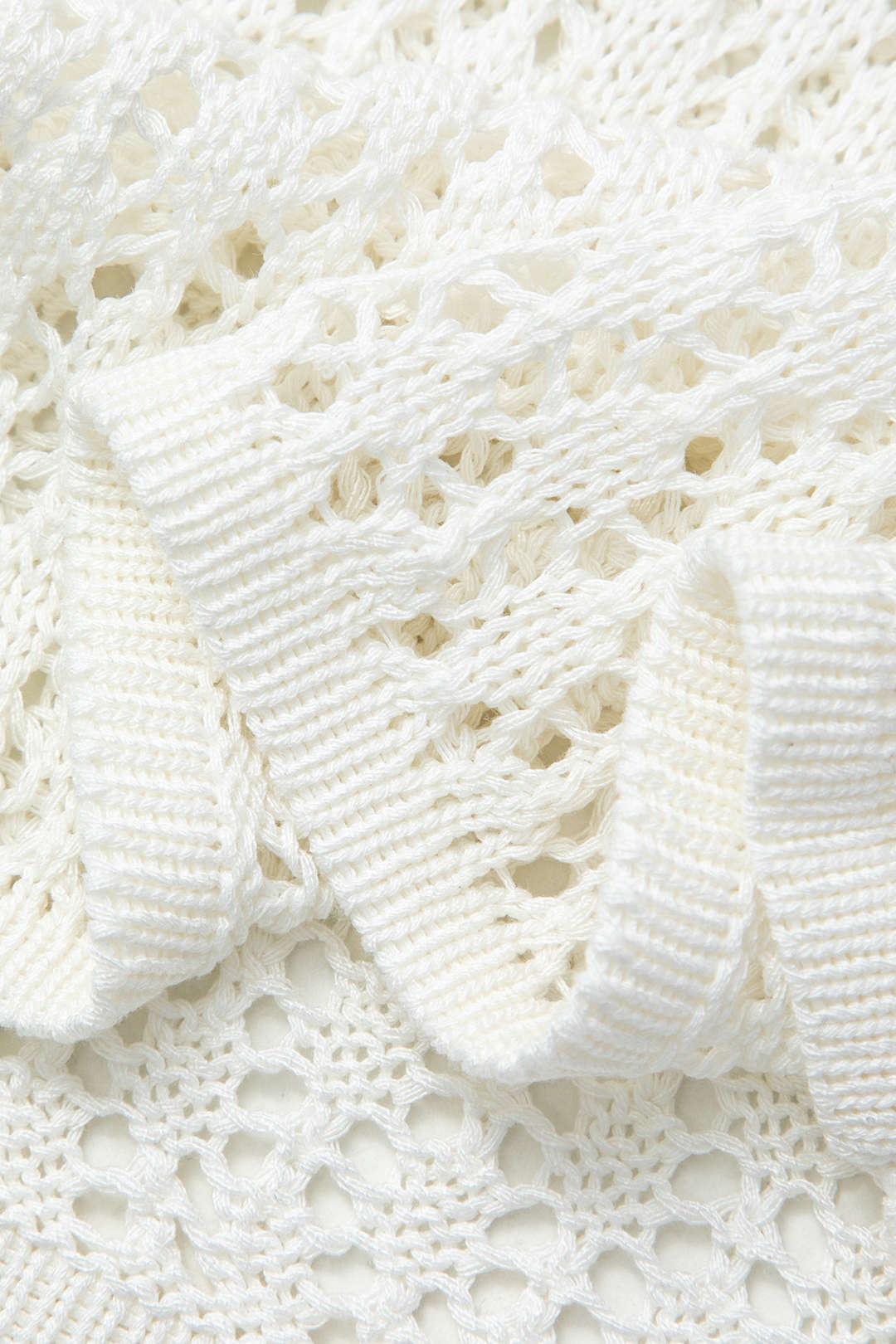 Gehäkeltes Maxikleid mit V-Ausschnitt, offener Strick und langen Ärmeln