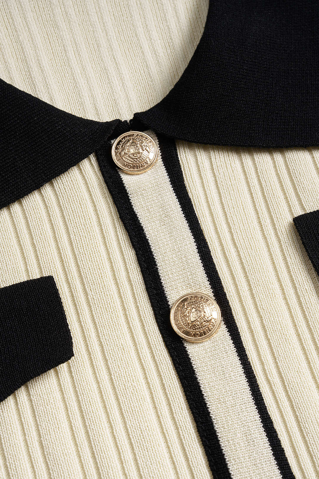 Gestricktes Kleid mit Revers und kurzen Ärmeln