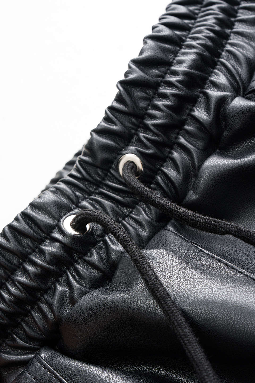 Hose mit weitem Bein, gerafftem Bund und Kordelzug aus Kunstleder