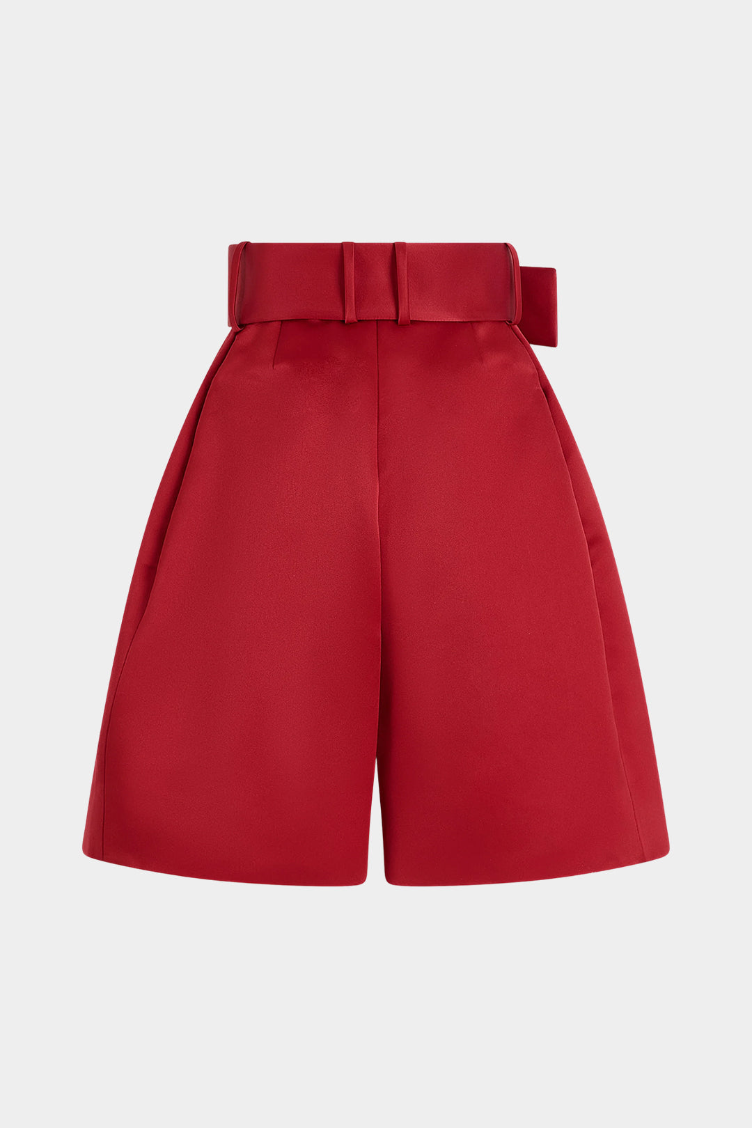 Einfarbige Shorts mit Gürtel, hoher Taille und weitem Bein