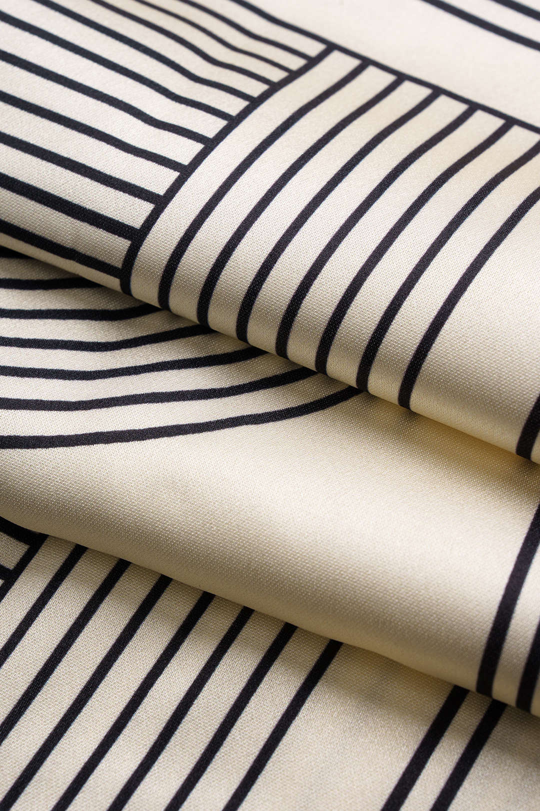 Tanktop aus Satin mit geometrischem Print, Revers und Bindegürtel