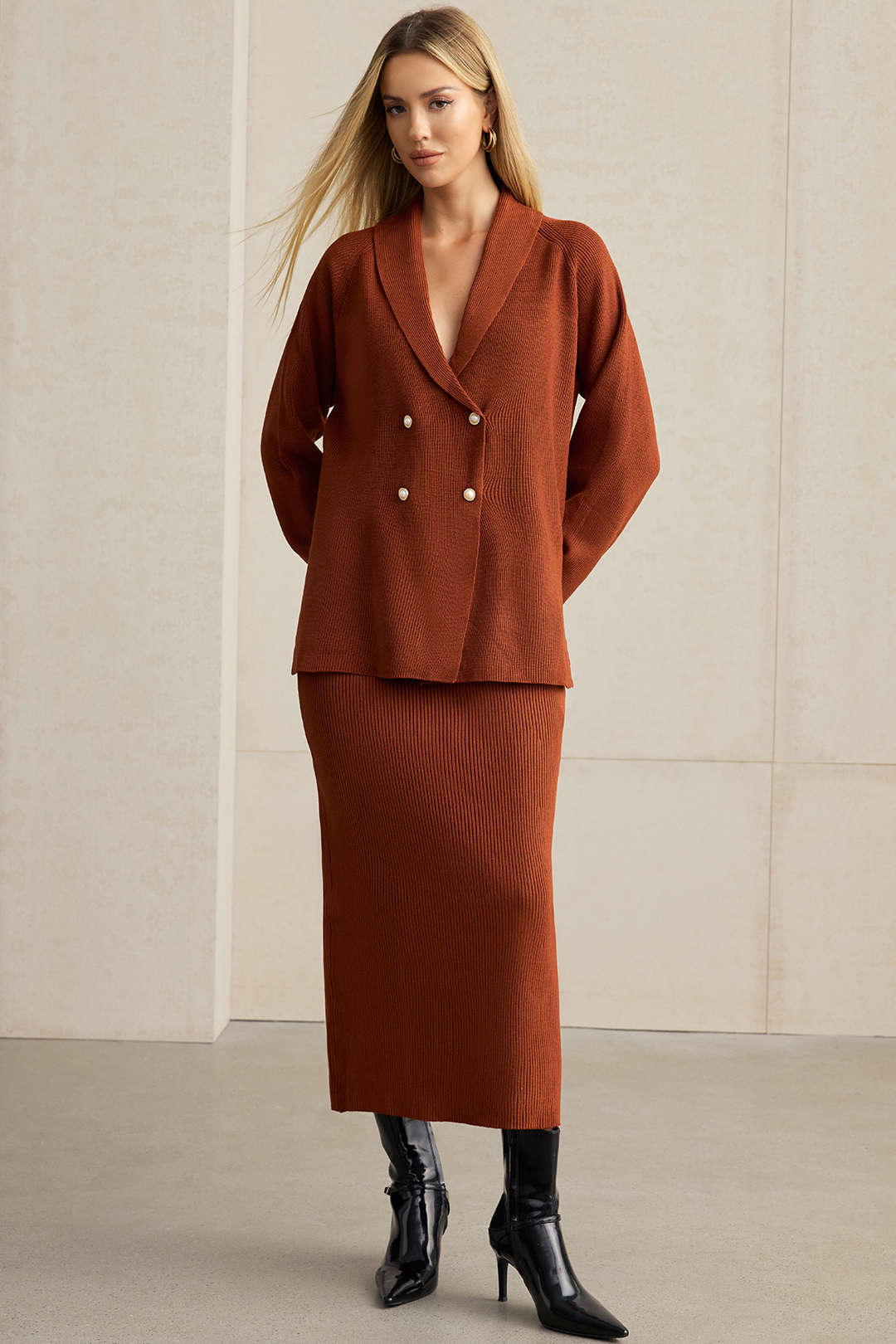 Strick-Cardigan mit Revers, zweireihig geknöpft, und Rock-Set