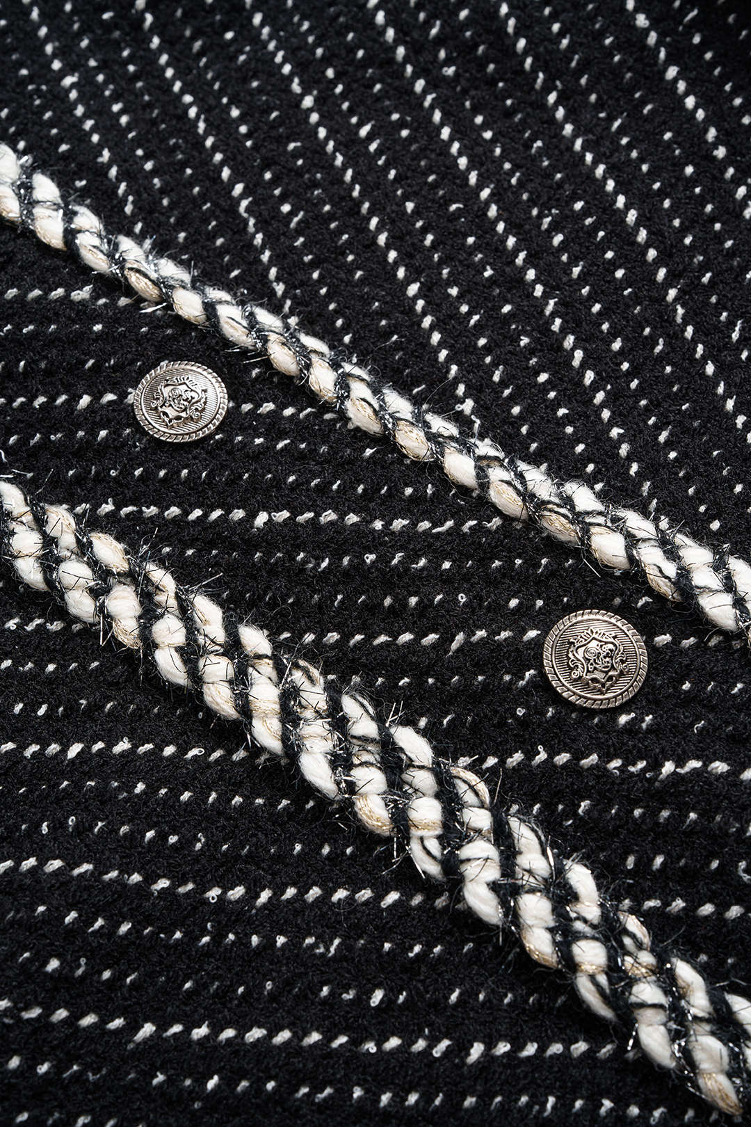 Gestrickte Jacke mit Kontrast-Metallic-Knöpfen und Revers