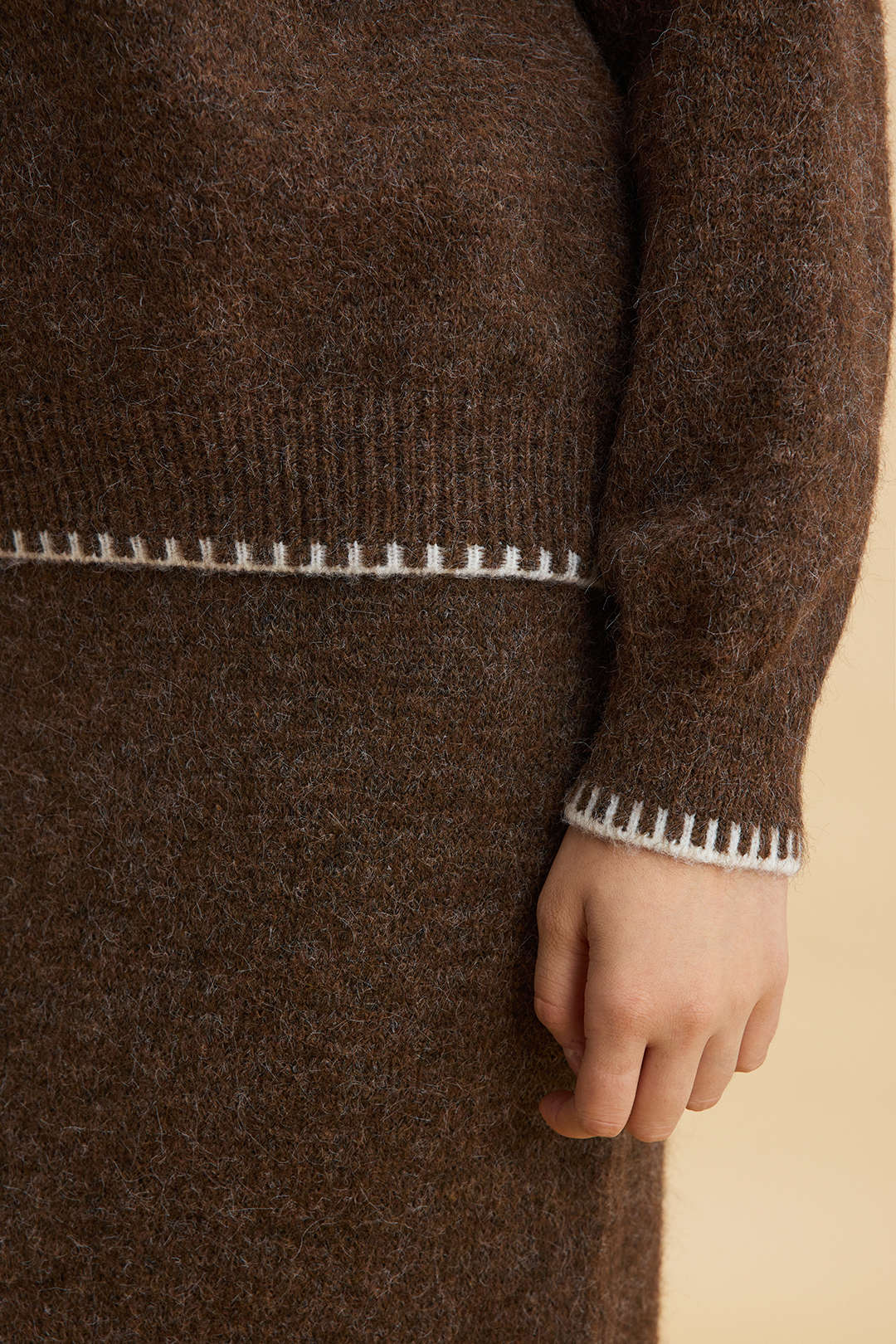 Ensemble haut manches longues et jupe en maille avec surpiqûres contrastantes