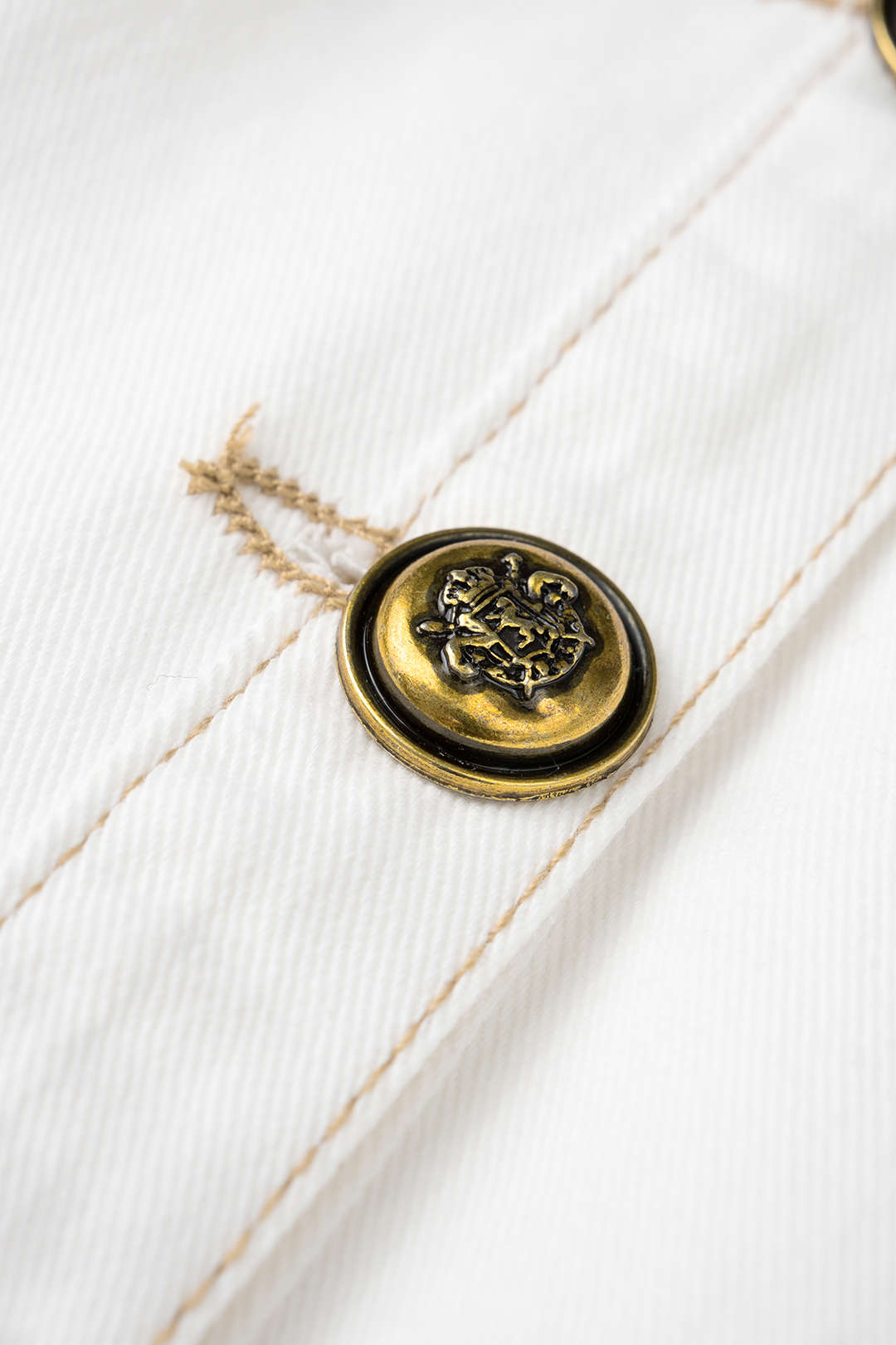 Mini-robe plissée sans manches en jean boutonnée
