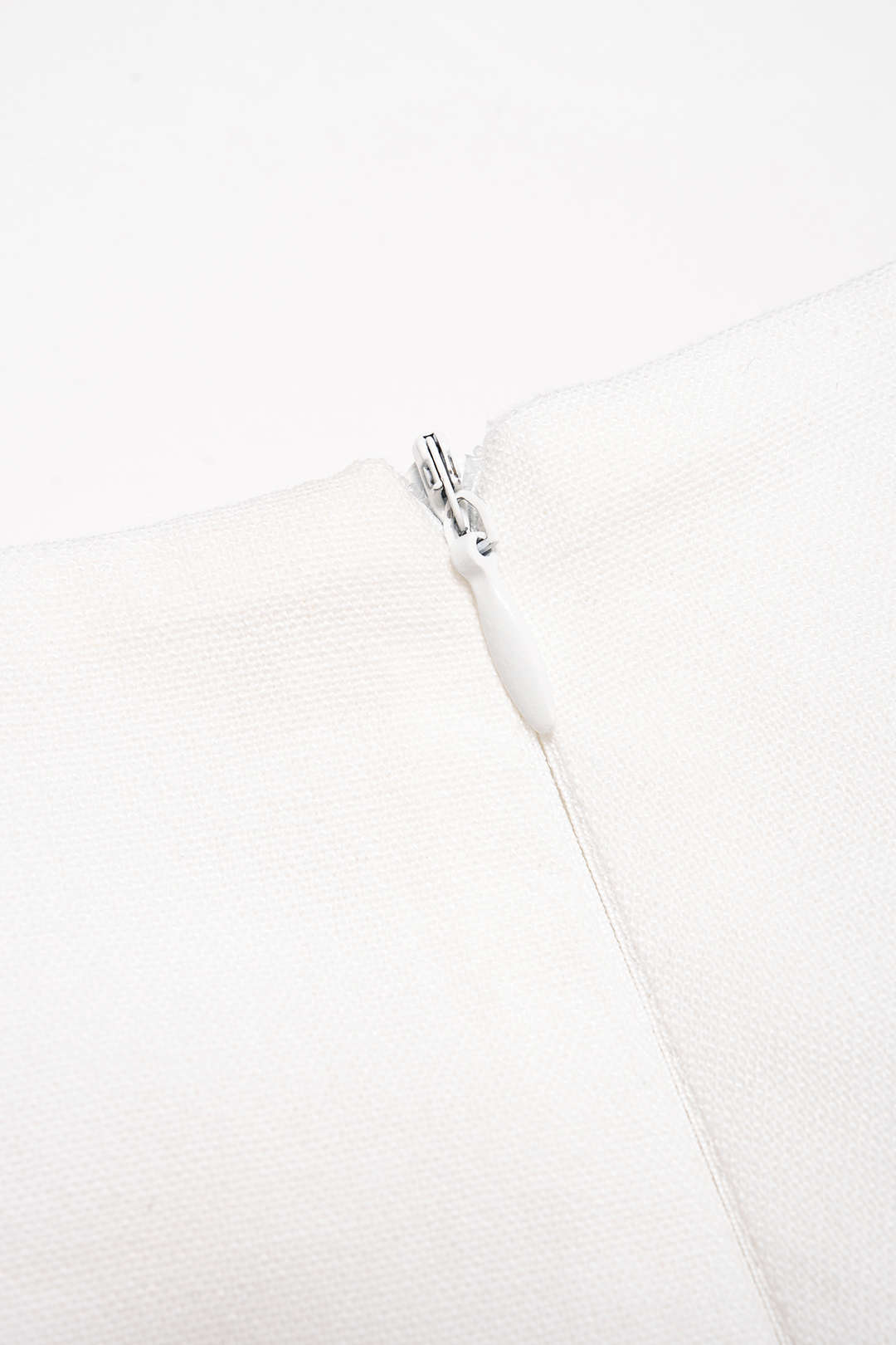 Leinenhose mit Kontrastpaspelierung, Raffung, gedrehtem Knoten und weitem Bein
