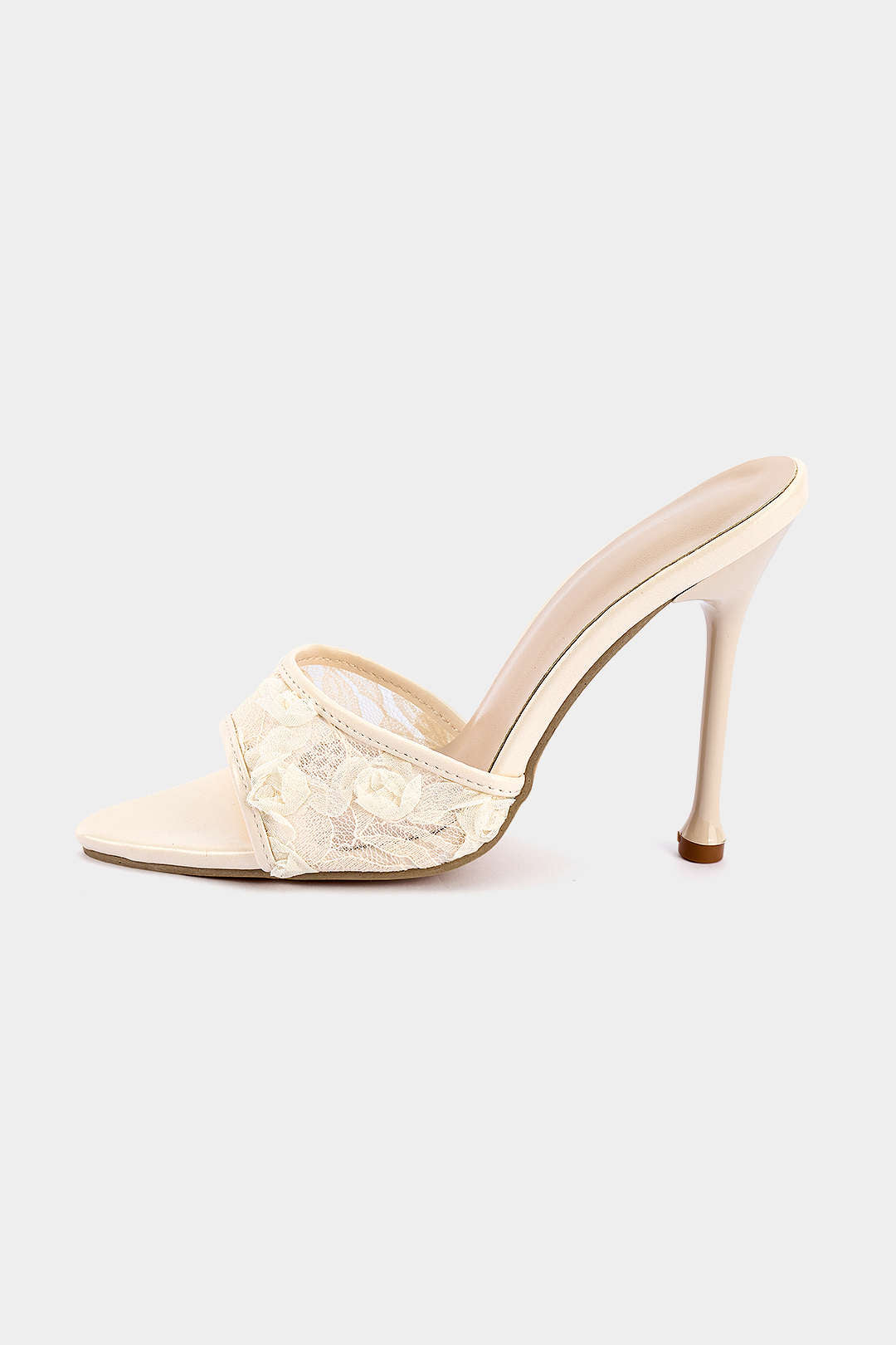 Absatzschuhe mit Spitzenbesatz und 3D-Stickerei
