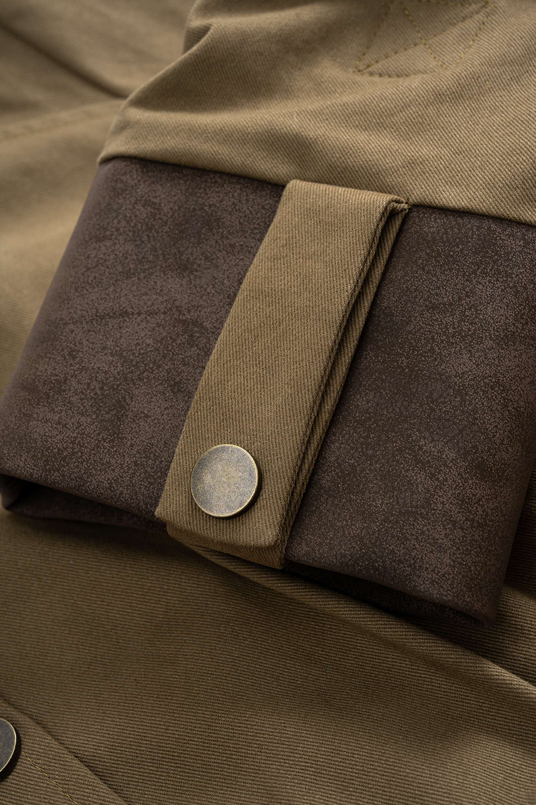 Veste en similicuir boutonnée à fronces et poches patchwork