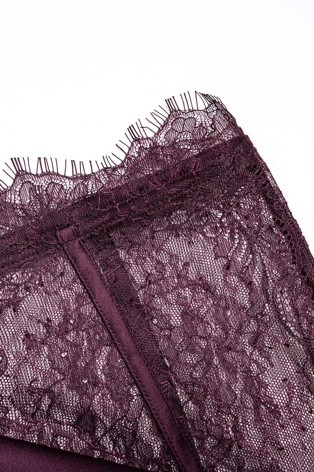 Spitzen-Patchwork-Satinrock mit Raffungen und asymmetrischem Schnitt