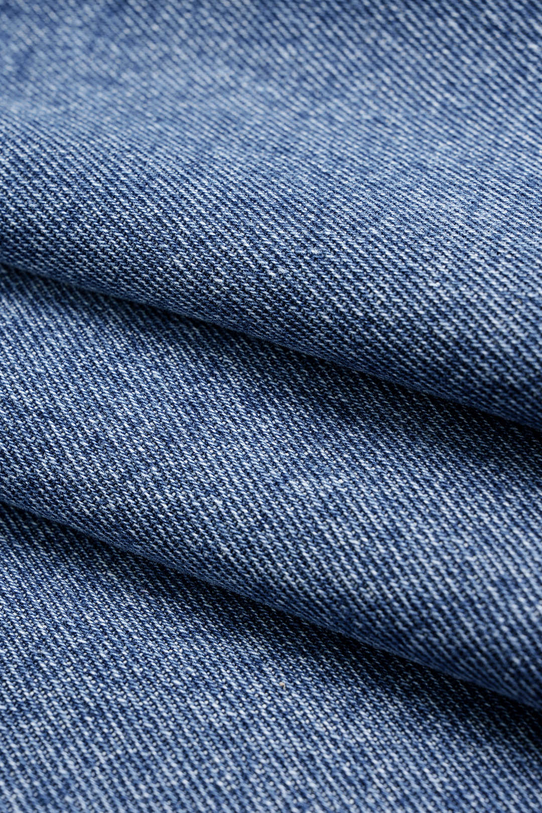 Denim-Shorts mit asymmetrischer Knopfleiste