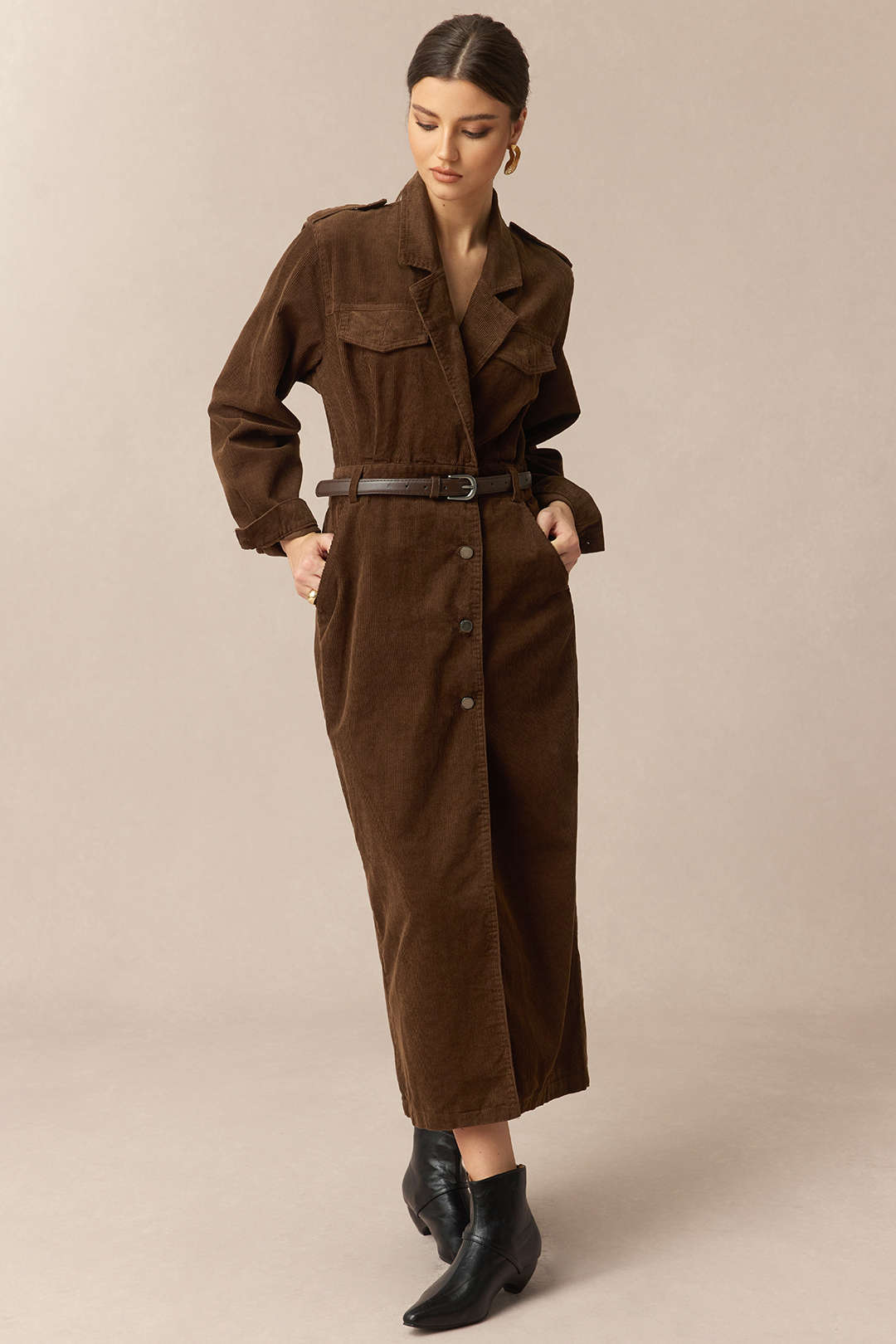 Kord Midikleid mit gekerbtem Revers, geknöpften Taschen und Gürtel