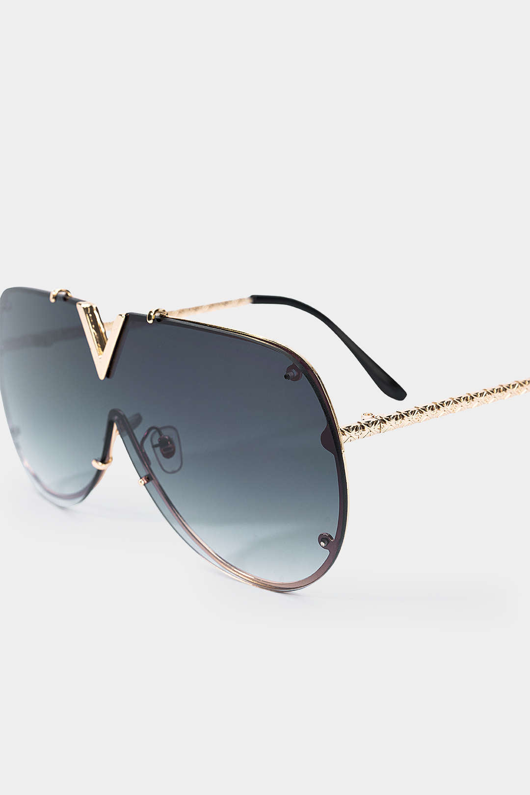 V-förmige Sonnenbrille mit Metallrahmen