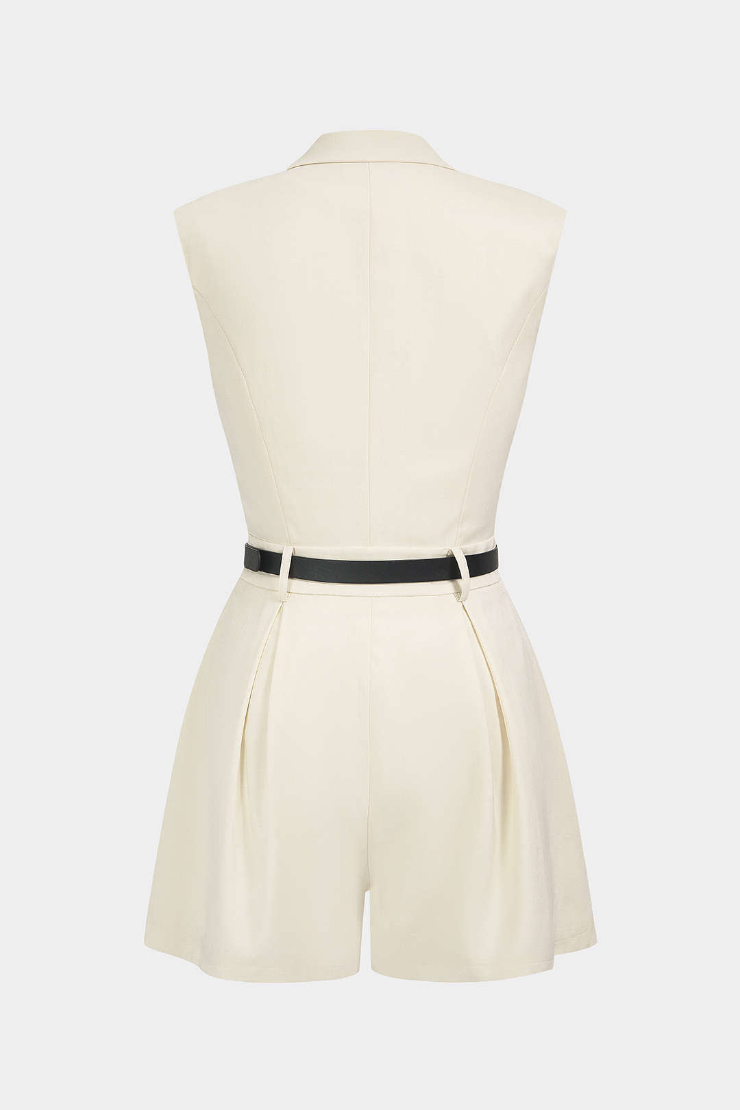 Ärmelloser Jumpsuit mit Gürtel und asymmetrischem Schnitt