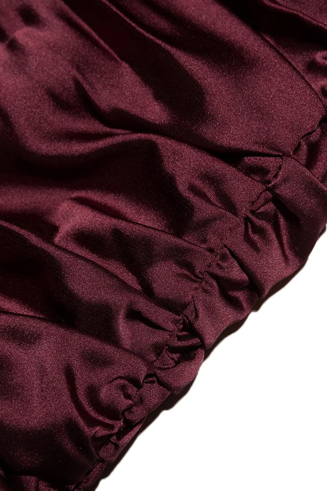 Satin-Minikleid, ärmellos und asymmetrisch geschnitten