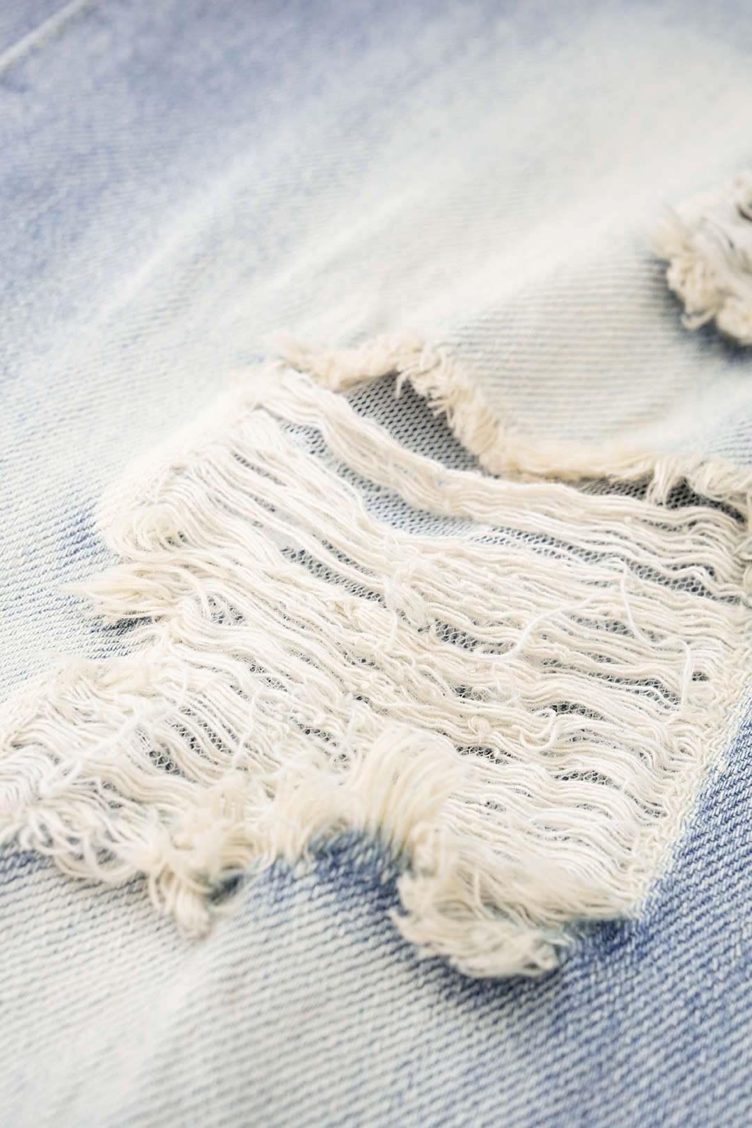 Jeans mit asymmetrischem, ausgefranstem weitem Bein aus Denim