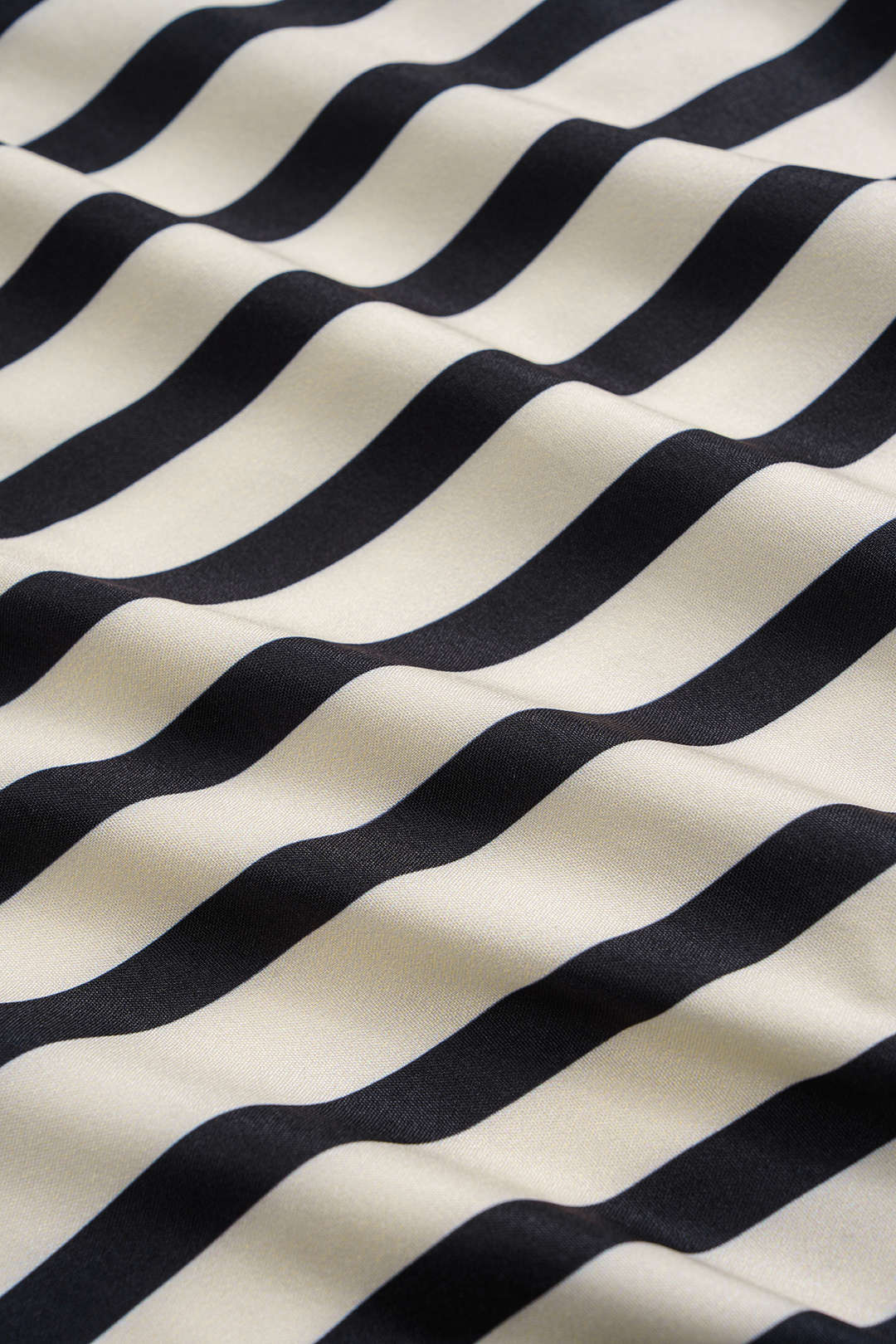 Chemise à manches longues en satin imprimée à rayures