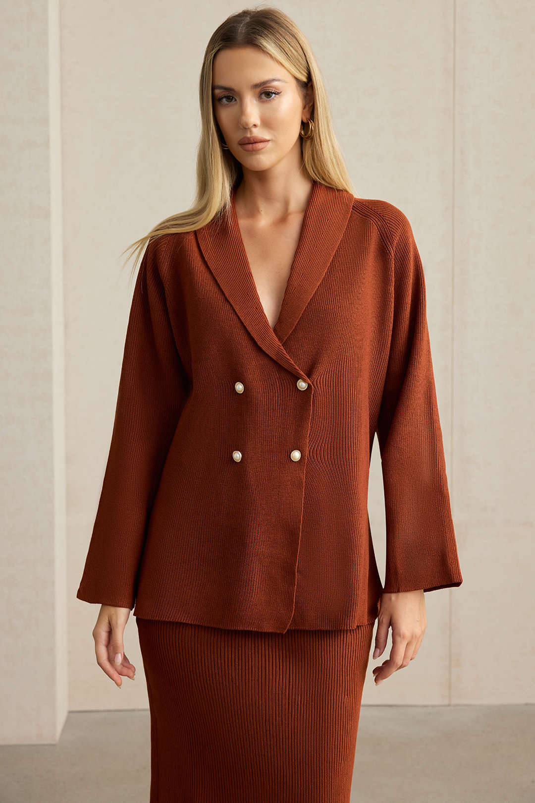 Strick-Cardigan mit Revers, zweireihig geknöpft, und Rock-Set