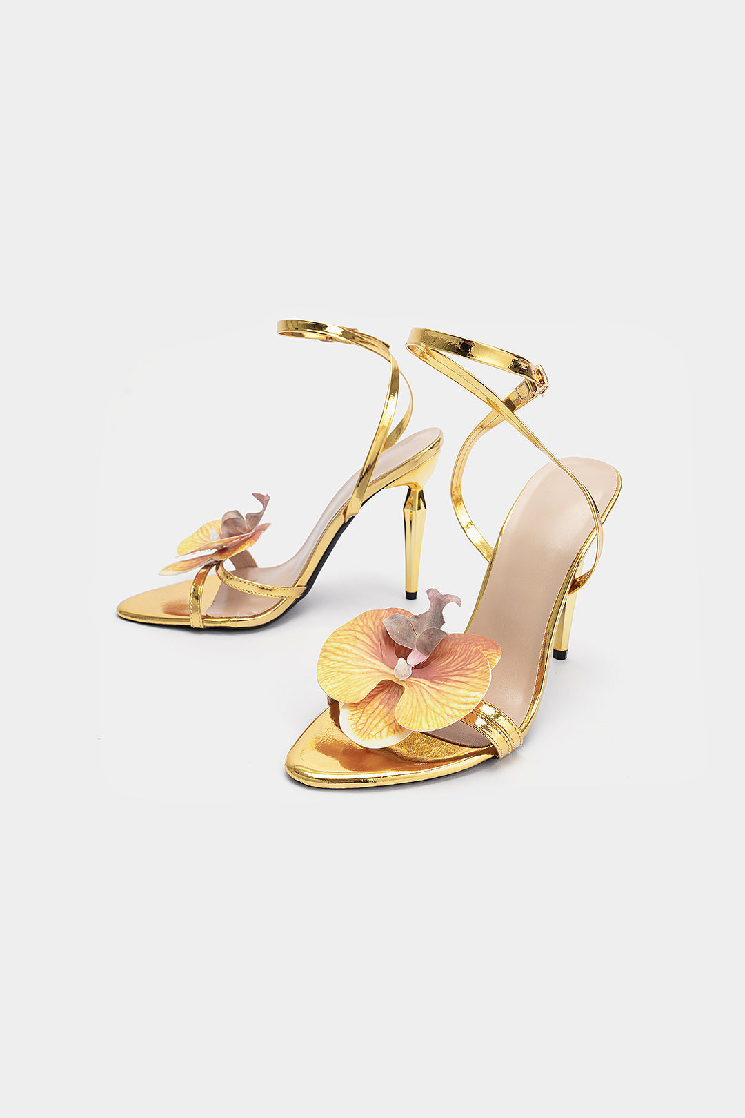 Sandalen mit 3D-Blumenapplikationen